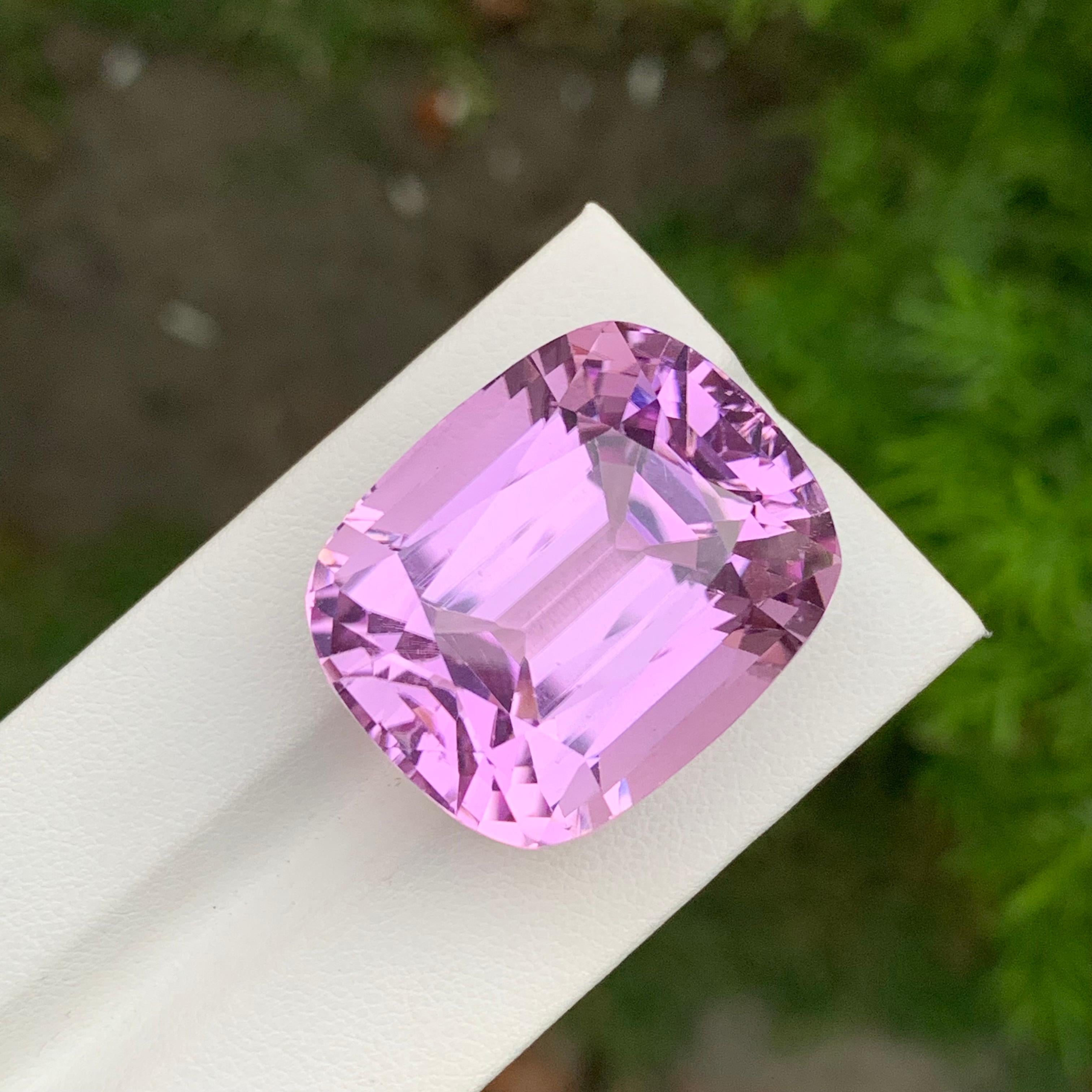 Loupe Clean Meravigliosa gemma naturale sciolta di Kunzite rosa a forma di cuscino da 99,95 carati in vendita 2