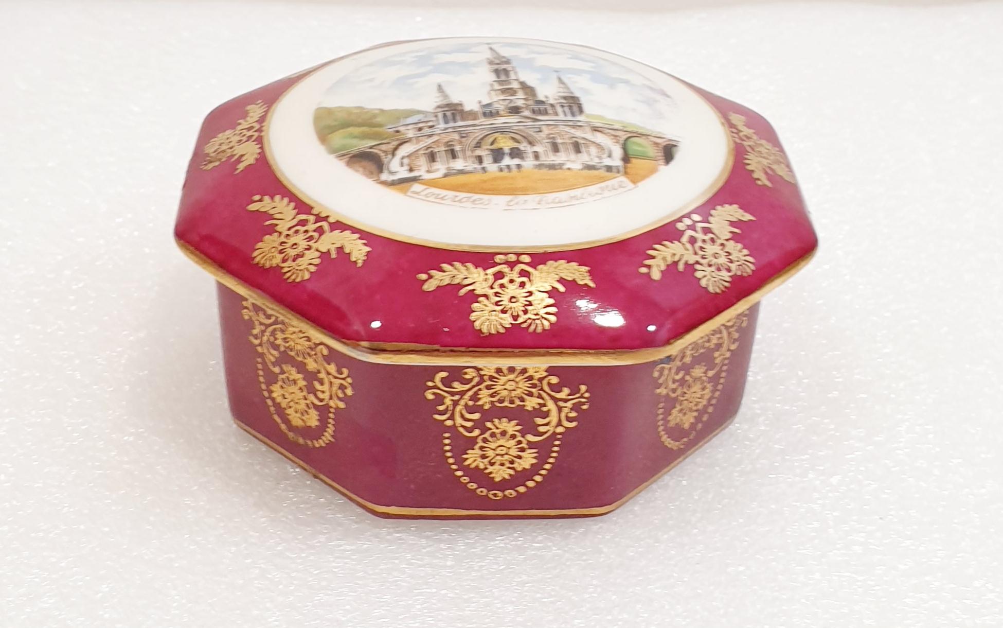 Lourdes Limoges France Vintage round porcelain garnet gold trinket box
Elegant vintage octagonal trinket jewelry box from Limoges.
Perfect gift for your special someone.
Dimensions:
Diameter 11 cm (4.33 inches)
Height 5 cm (1.96