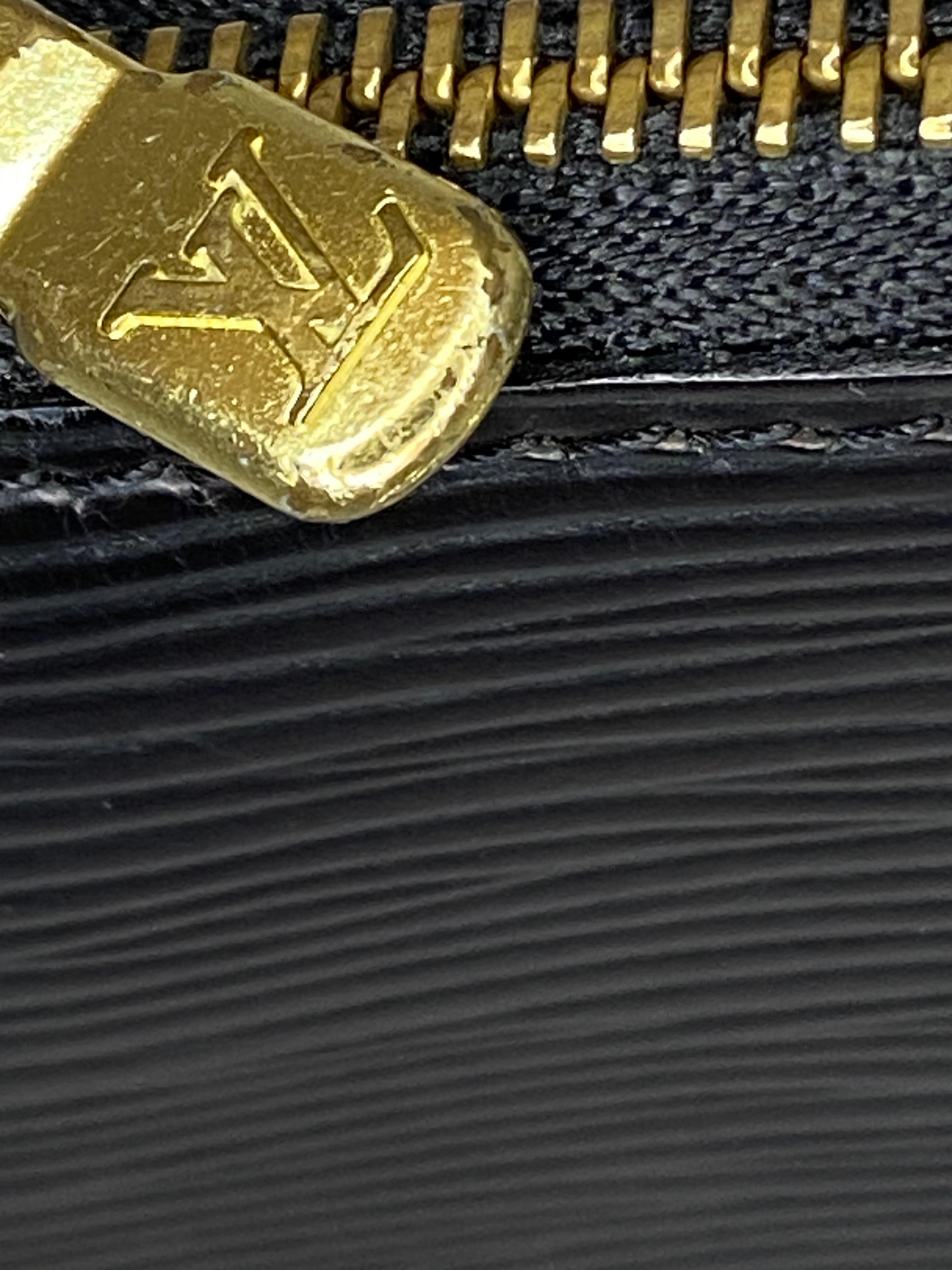 Lousi Vuitton Epi Leather Pochette Accessories Bag PM in vendita 1