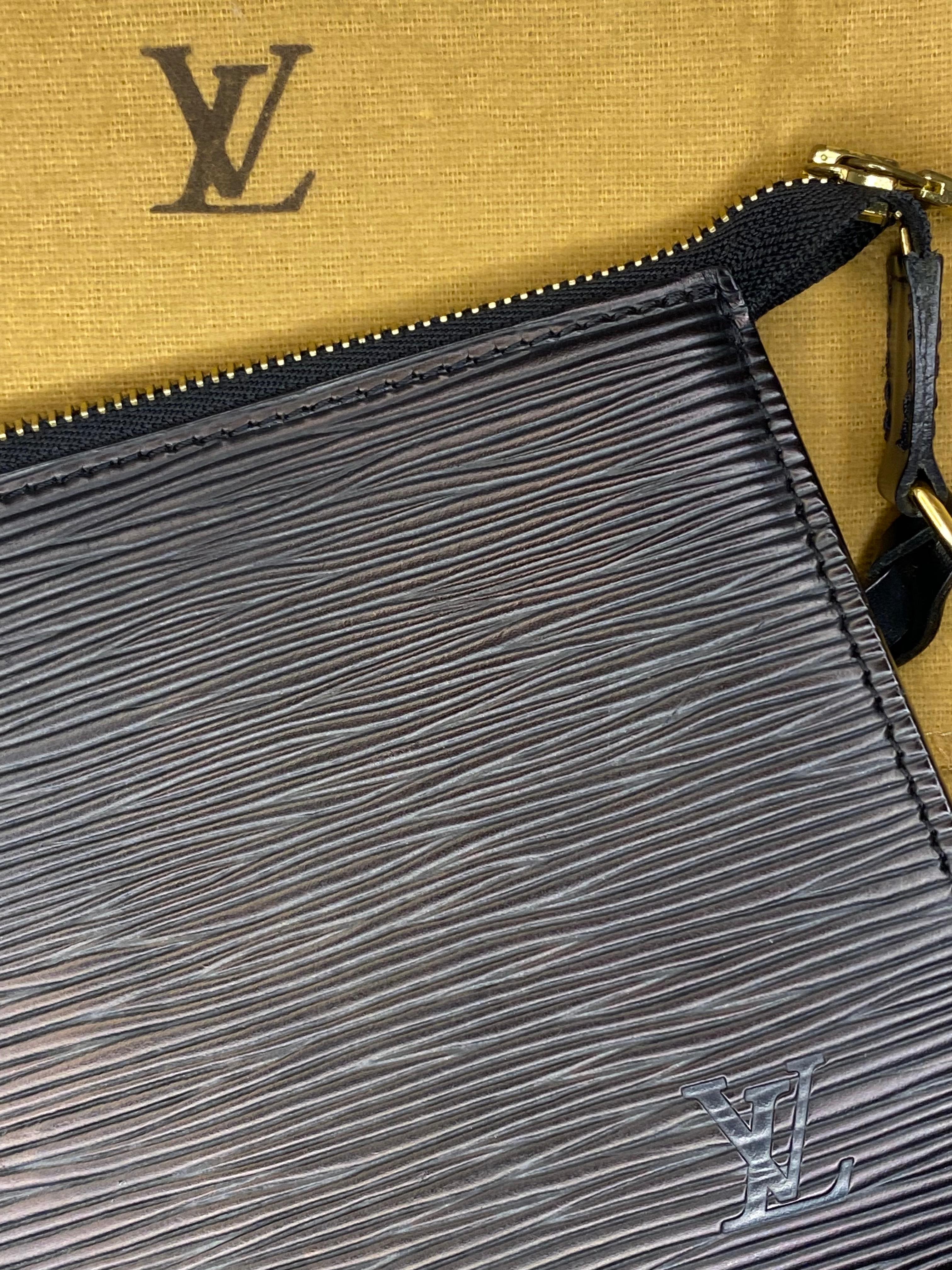 Lousi Vuitton Epi Leather Pochette Accessories Bag PM in vendita 3