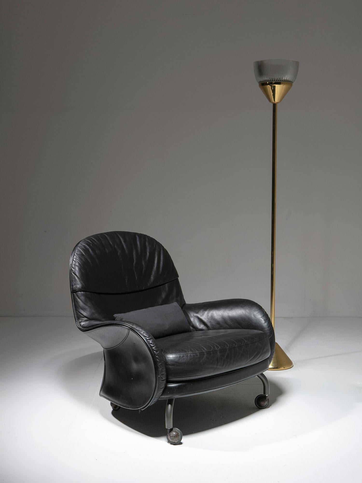 Sillón de cuero con otomana 
