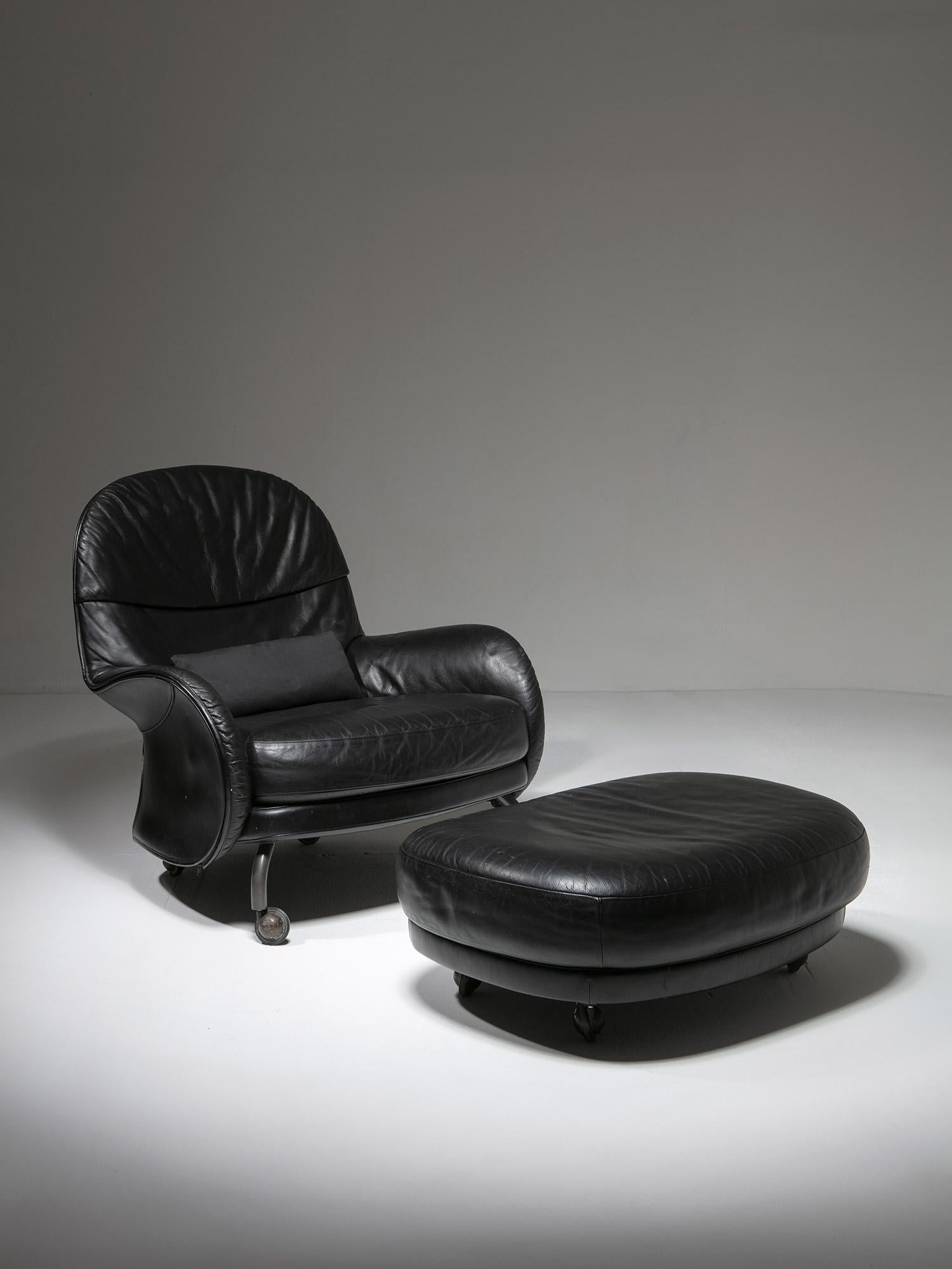 Sillón de cuero con otomana 