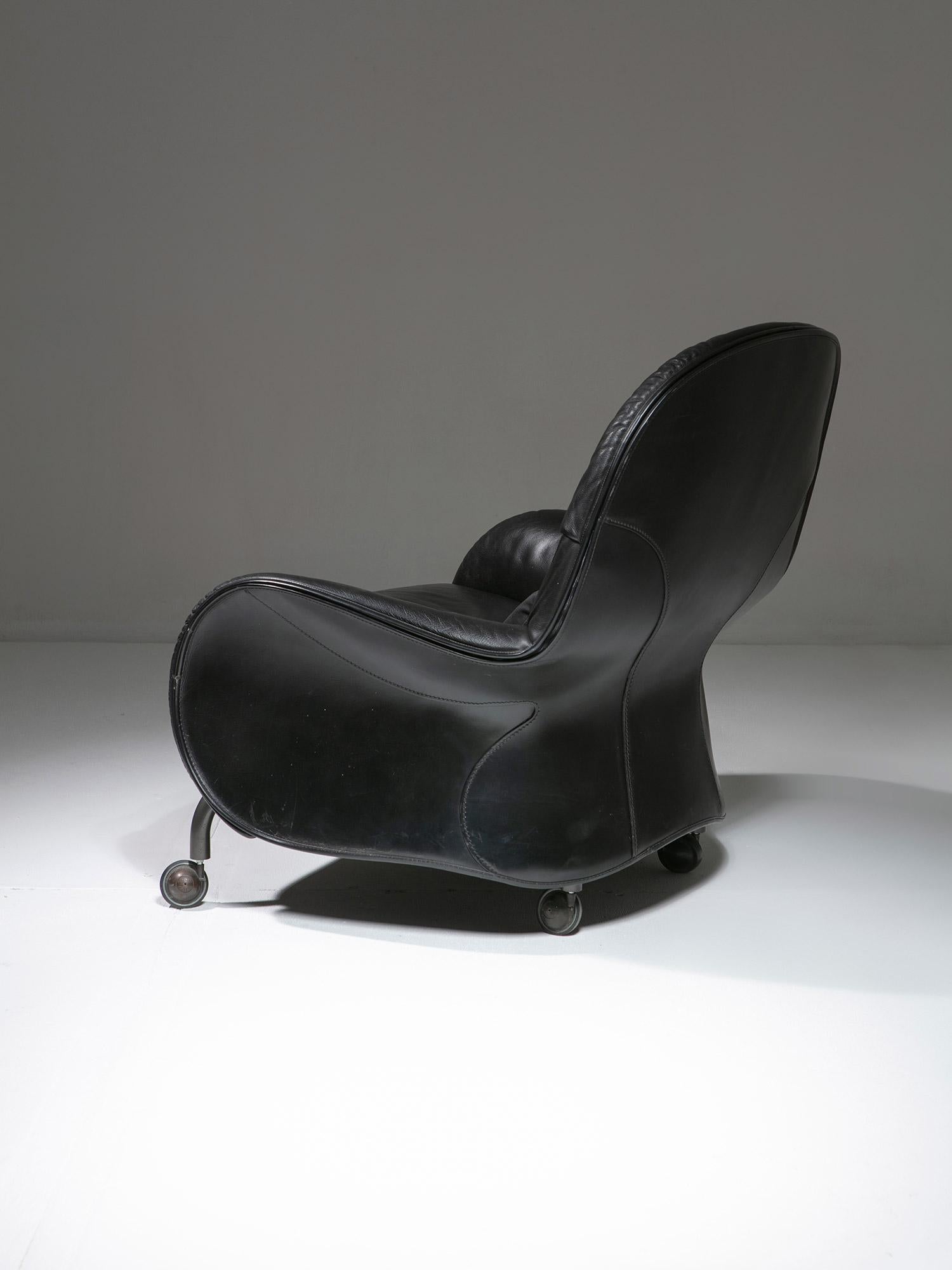 Sillón de cuero con otomana 