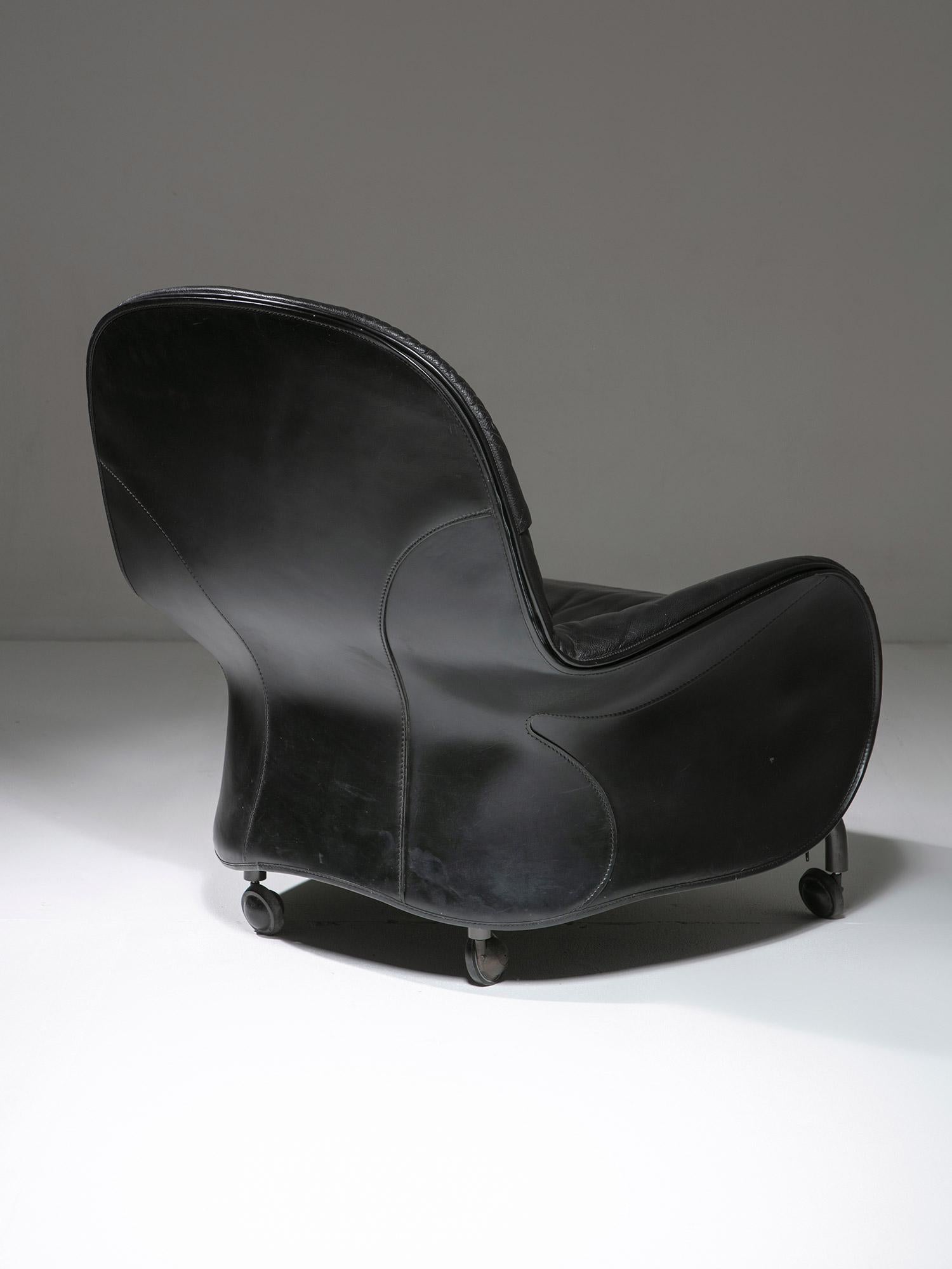 Sillón de cuero con otomana 