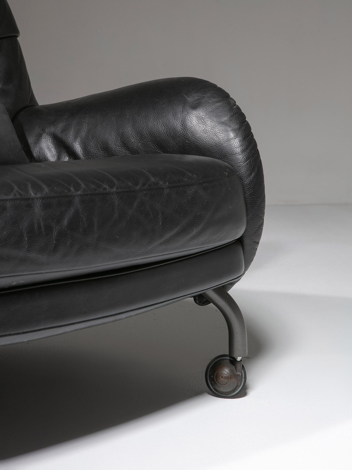 Sillón de cuero con otomana 