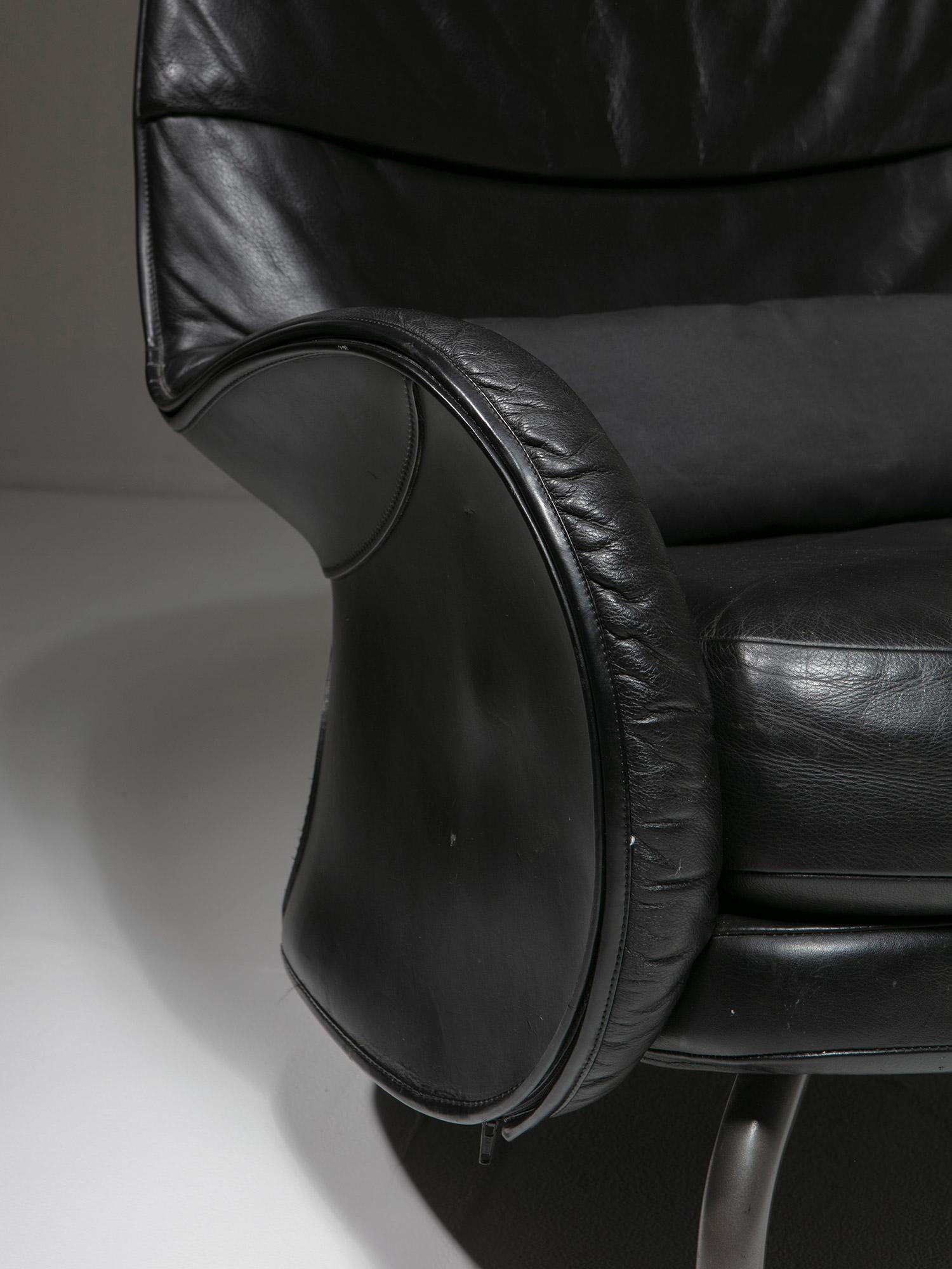 Sillón de cuero con otomana 