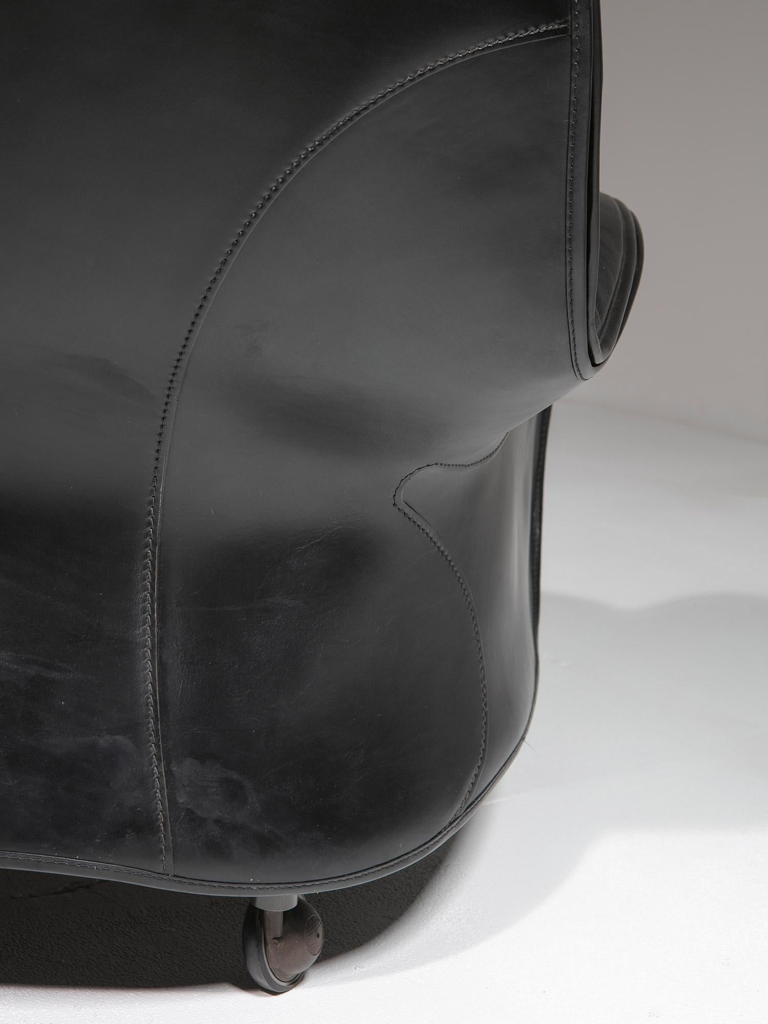 Sillón de cuero con otomana 