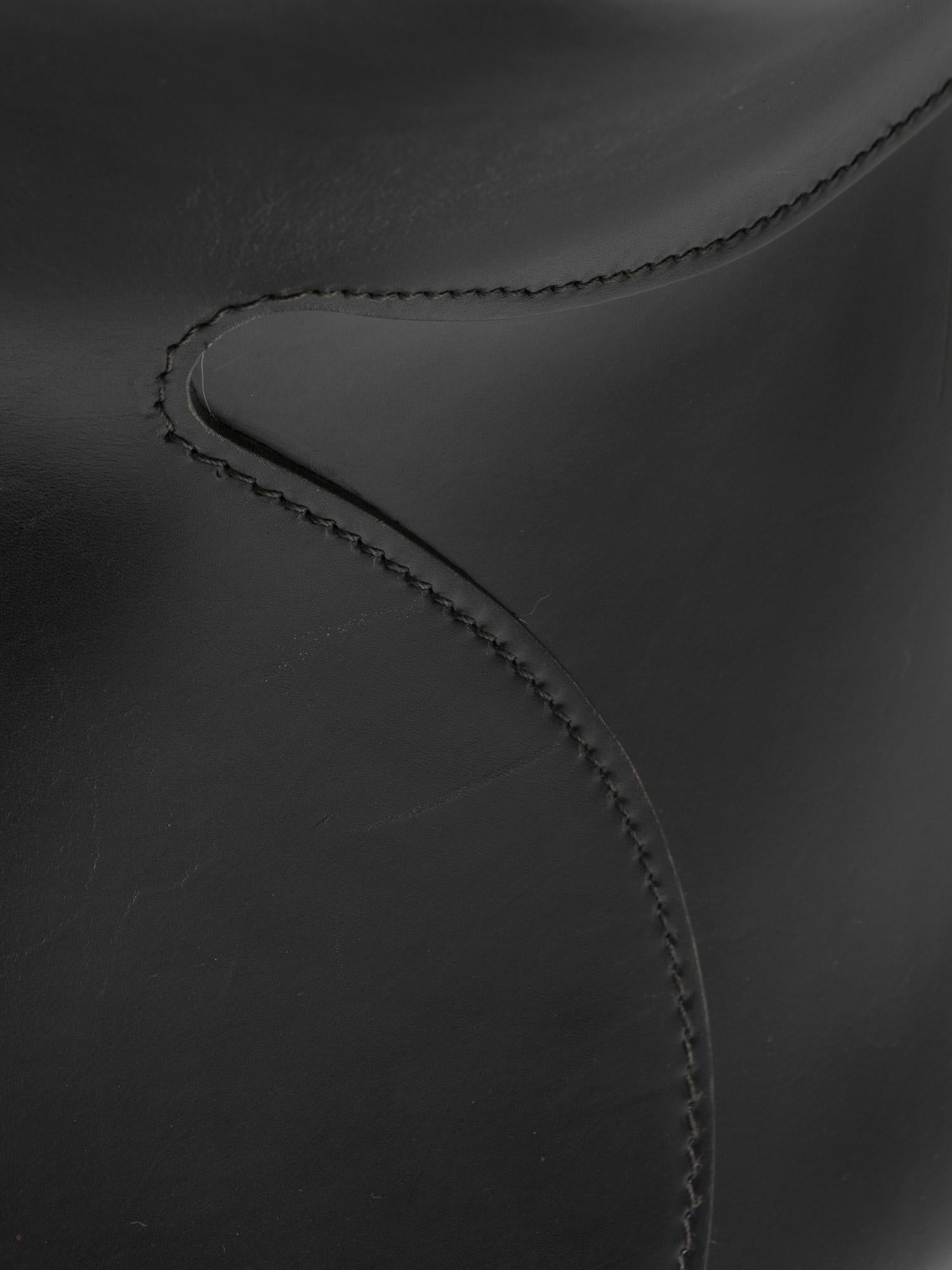 Sillón de cuero con otomana 