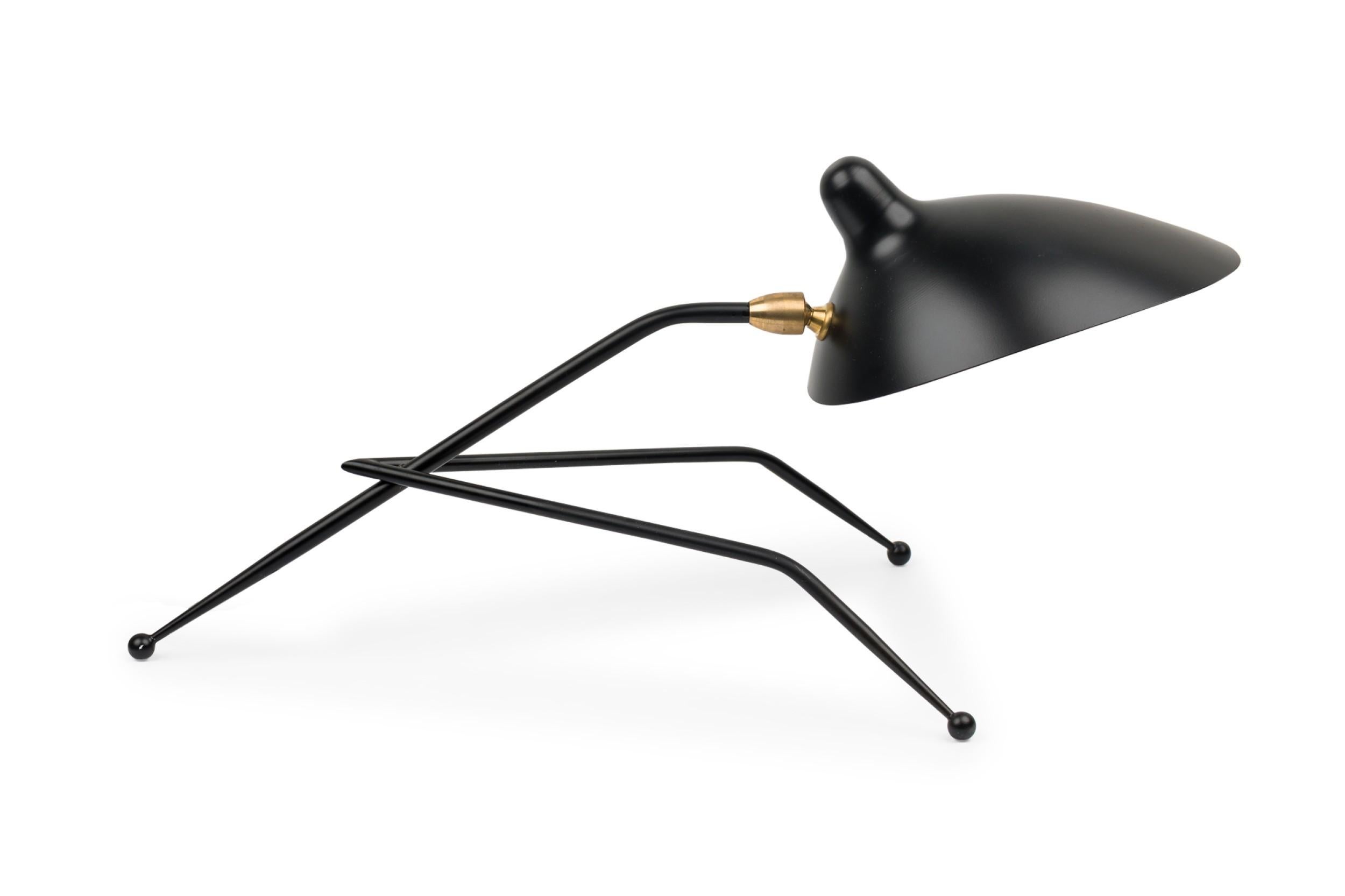 Louva Contemporary / Modern Black Metal Tripod Table / Desk Lamp In Good Condition For Sale In Queens, NY
