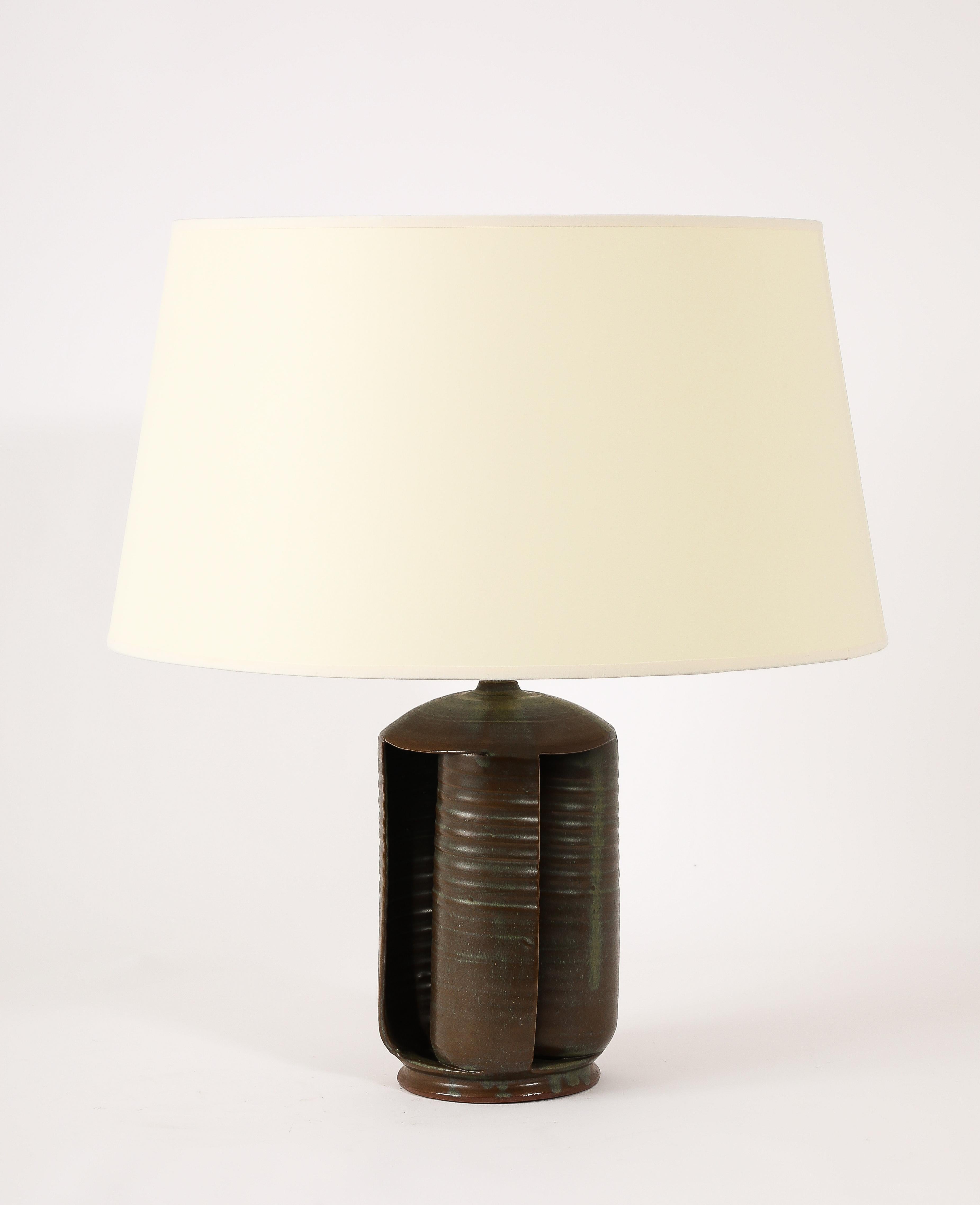 Un'interessante lampada da Studio A in ceramica con le feritoie,  una costruzione molto insolita per questo materiale, che ricorda lo stile di Guy Bareff.
Dimensioni della base solo 16x7
