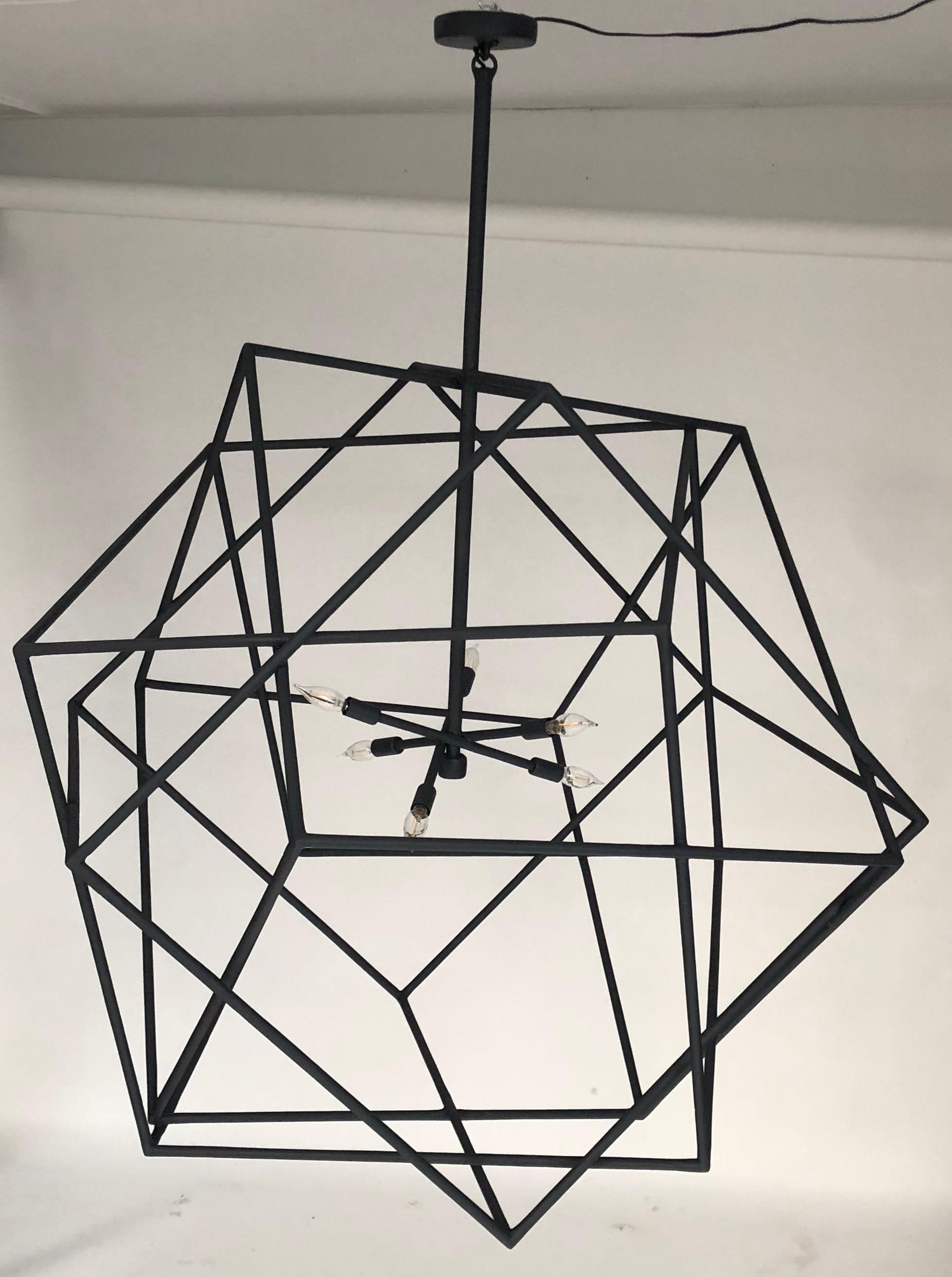 Questo lampadario cubico geometrico è una miscela di tre cubi che si intrecciano.
La patina nera del gesso di Parigi conferisce un aspetto organico a questa creazione. Il lampadario ha sei prese a candelabro.

La finitura può essere realizzata
