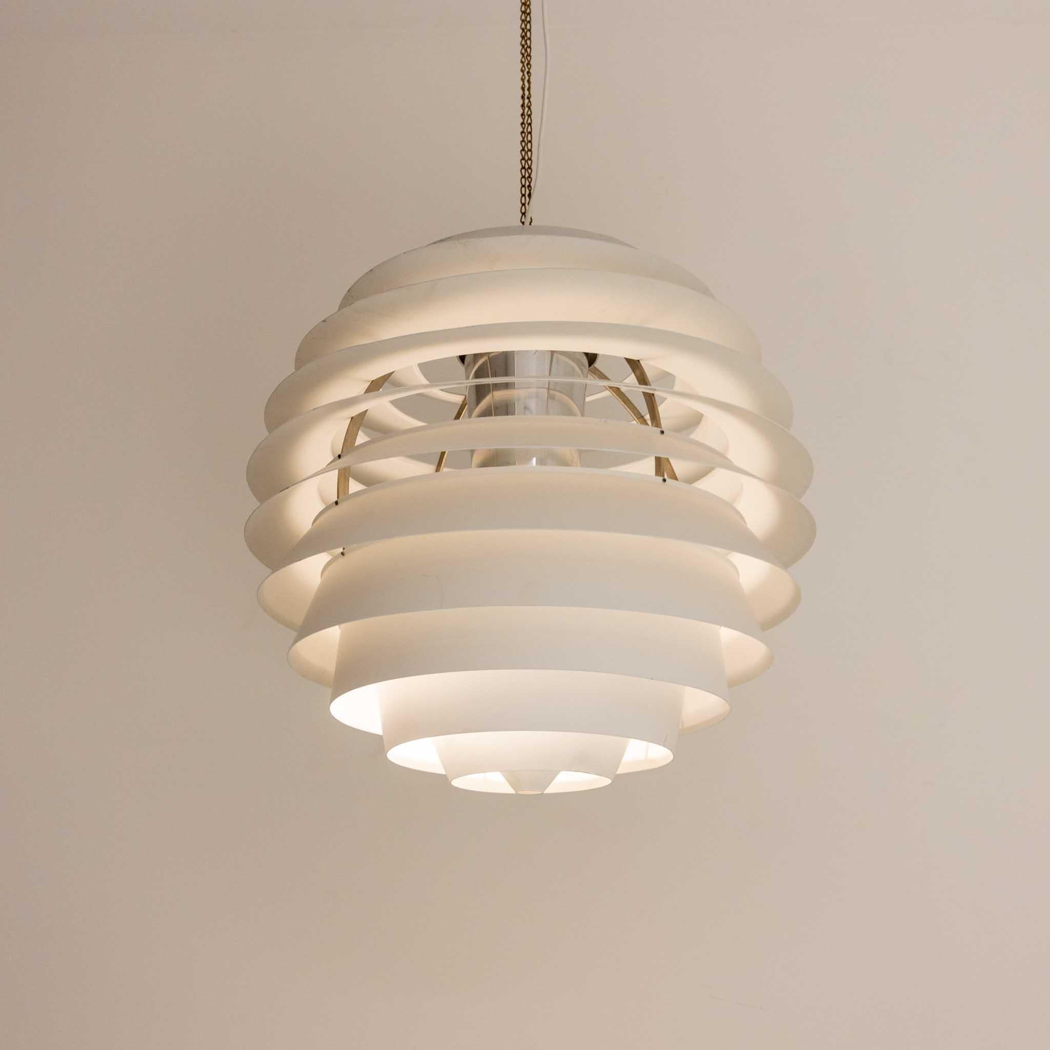 The spherical hanging lamp 