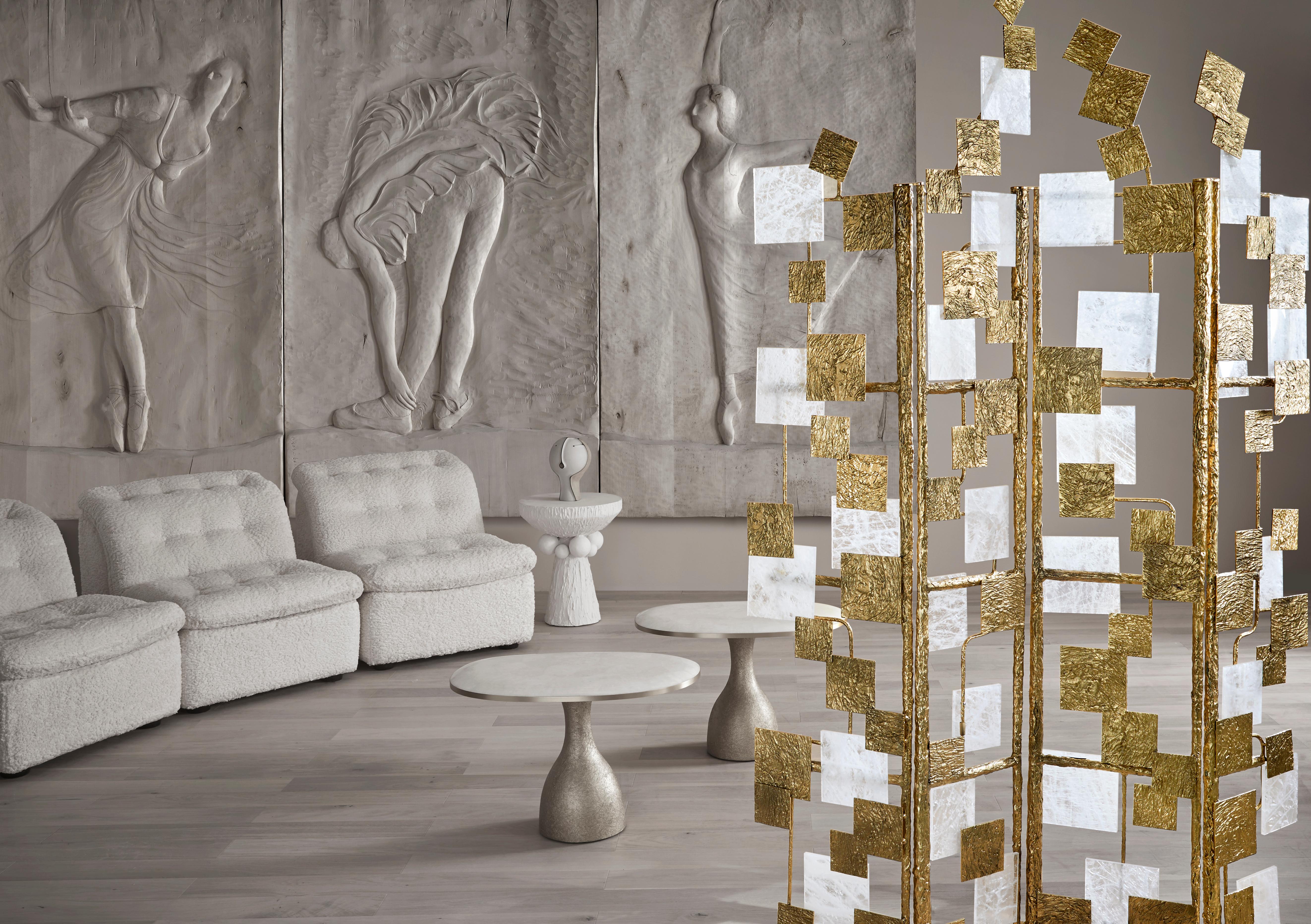 Atemberaubender „Louvre“-Raumteiler aus skulpturaler und patinierter Bronze und Bergkristall, bestehend aus 4 Teilen.
Entwurf von Studio Glustin.