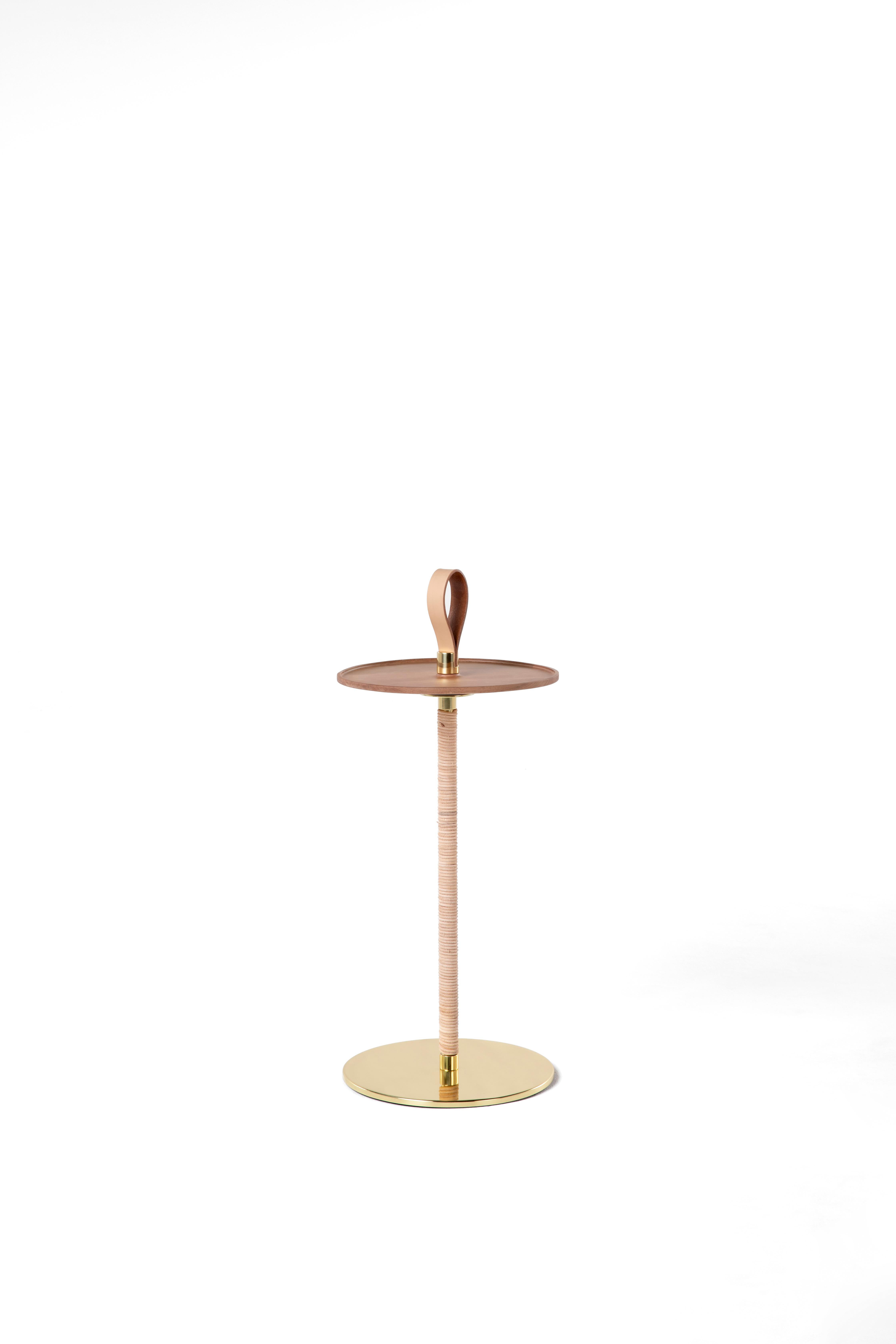 La table d'appoint Louvre de Bruno de Carvalho allie un savoir-faire élégant à une polyvalence fonctionnelle, offrant un complément raffiné et pratique aux intérieurs contemporains. Son design est axé sur des contrastes de matériaux réfléchis et des