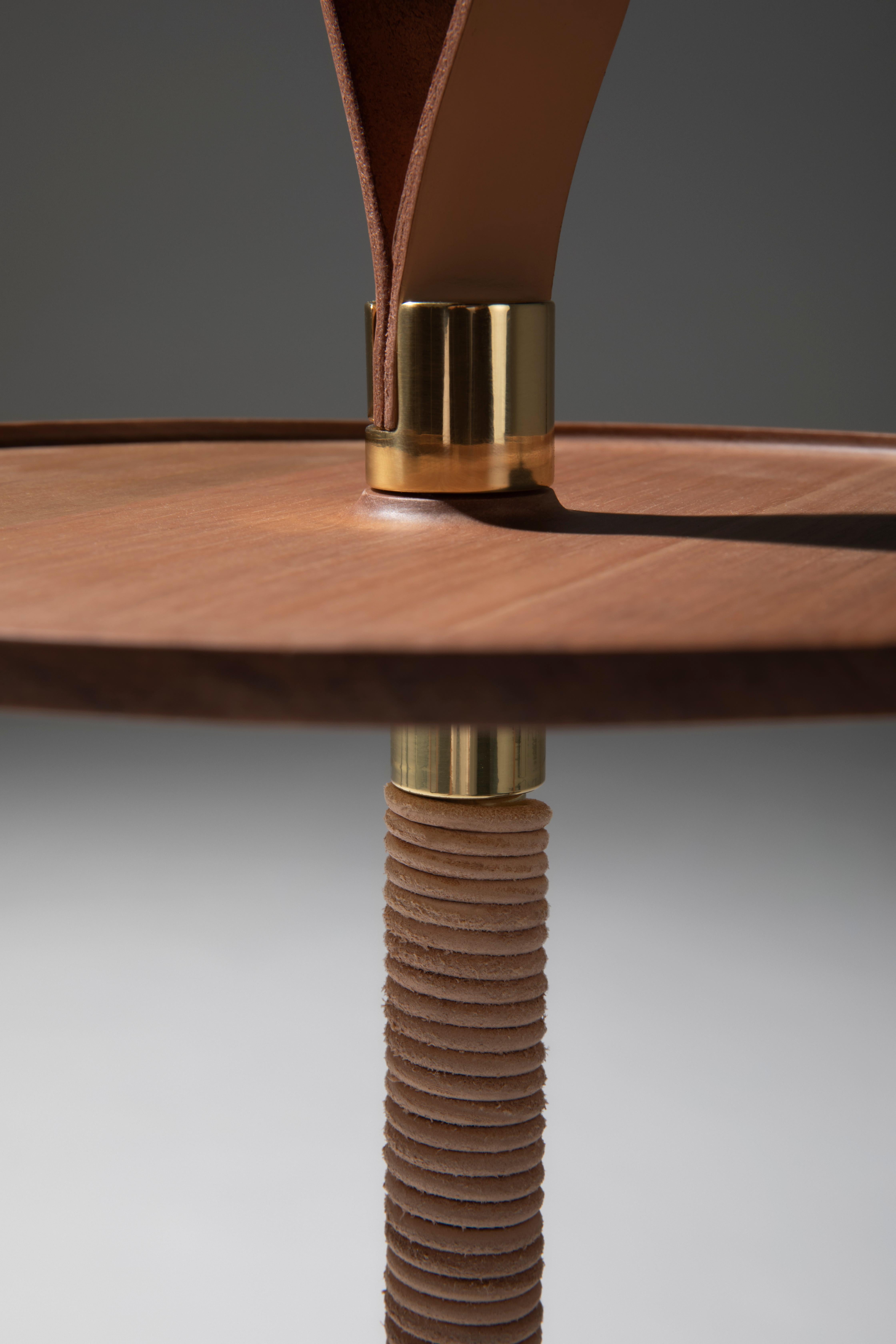 Table d'appoint Louvre par Bruno de Carvalho - Wood, Brass & Handcraft Leather Detai Neuf - En vente à São Paulo, SP