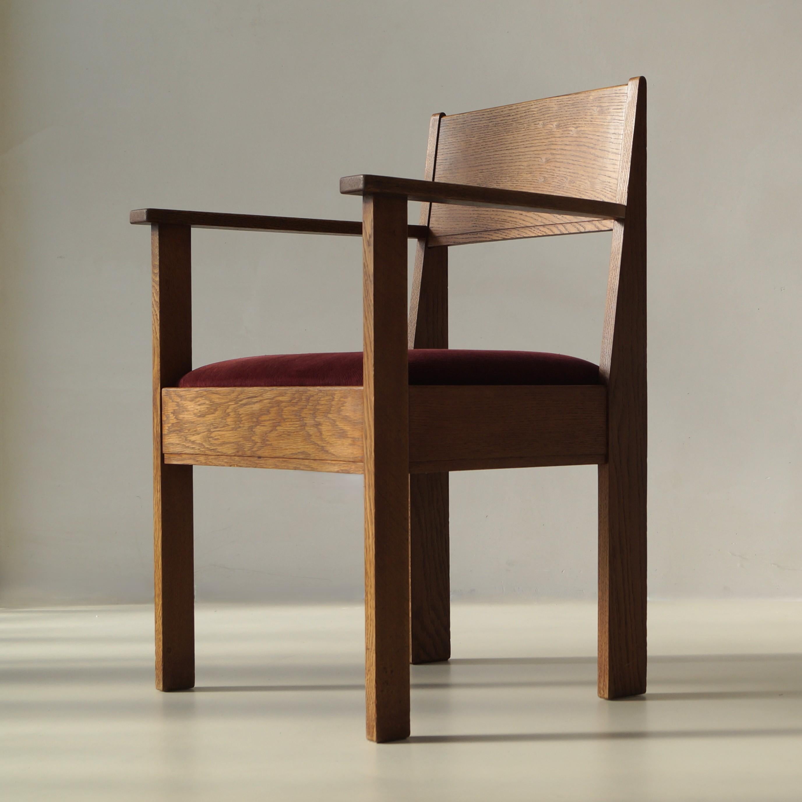 Ein wunderschön konstruierter modernistischer Sessel von L.O.V. Oosterbeek (Labor Omnia Vincit) aus den 1920er Jahren, der im Original-Werkskatalog dokumentiert ist. Dieses Design repräsentiert die raffinierte Strenge und geometrische Klarheit, die