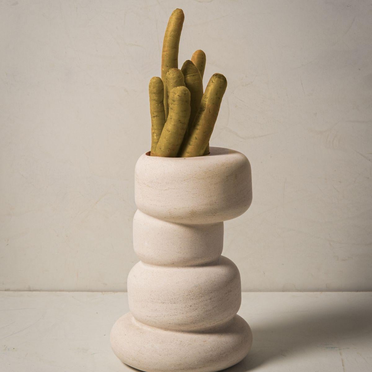 Nous sommes ravis de lancer notre nouveau vase Puff. Fabriqué à la main à partir d'une plaque de calcaire unique. Utilisez le vase sur une pile de livres, à côté du lit ou sur votre table basse.

Dimensions : 12