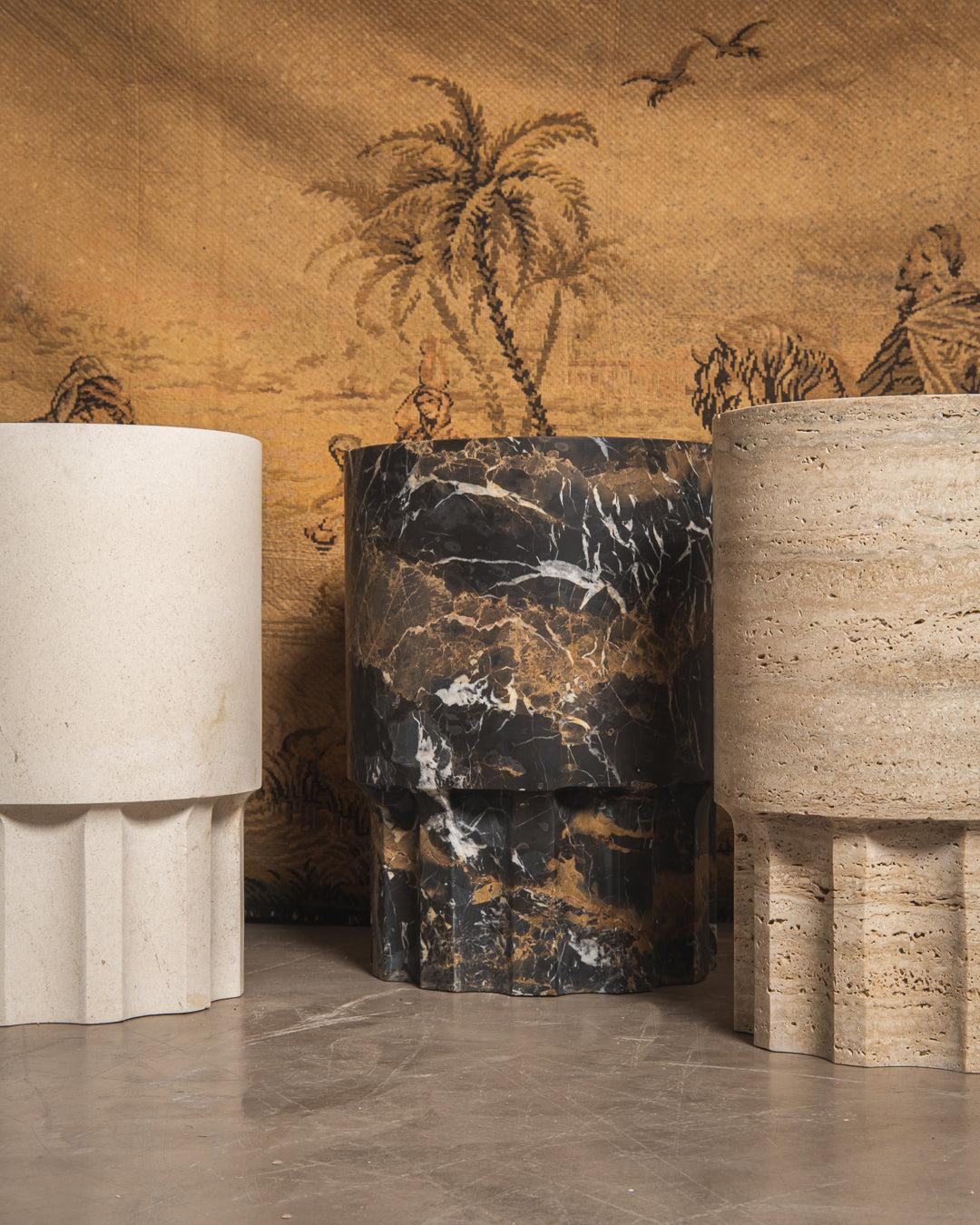 Calcaire Lov Table d'appoint nervurée en vente