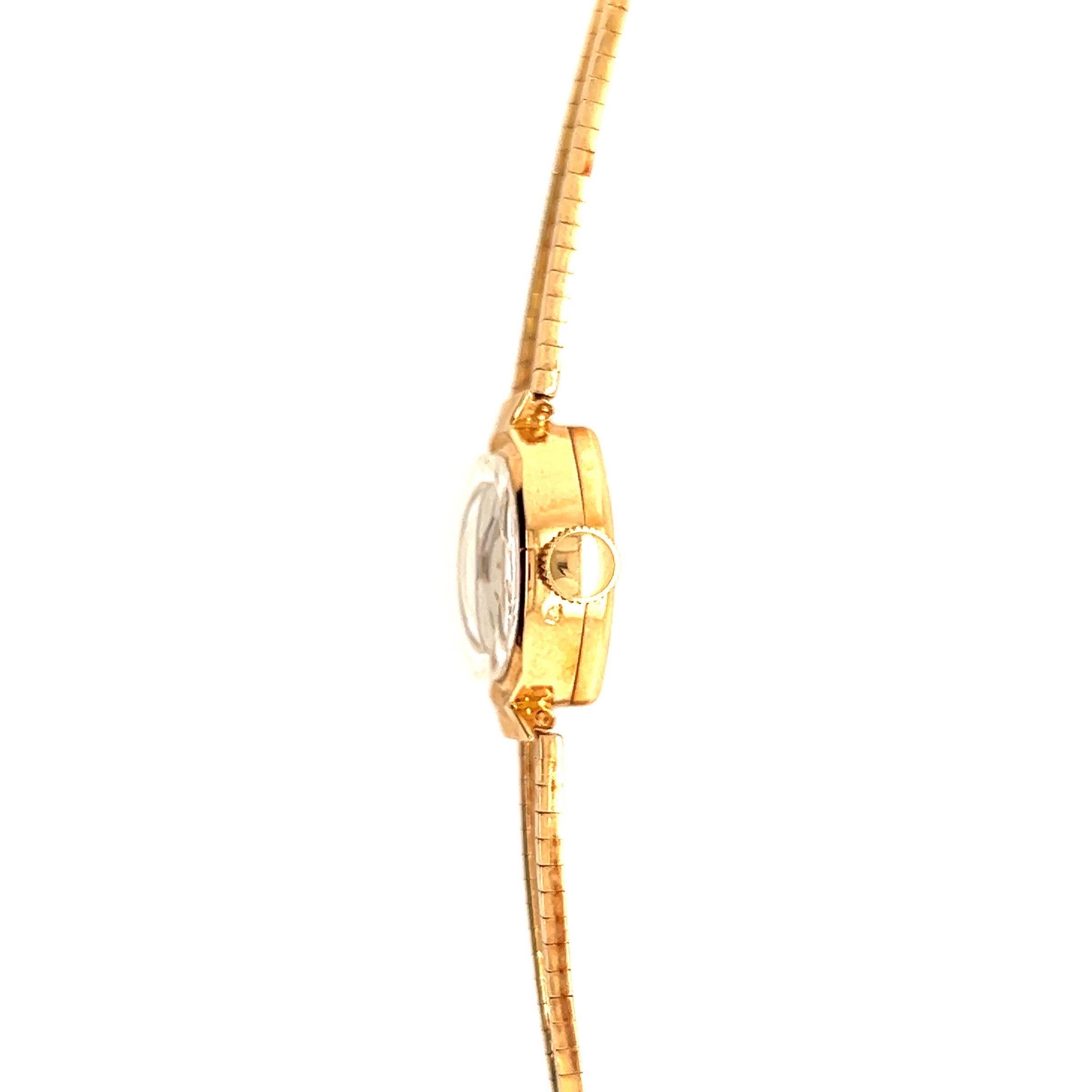 Looking for a women's wristwatch that combines retro style and sophistication? Look no further than the LOV women's wristwatch.

Meticulously crafted, this vintage watch combines classic elegance with a timeless retro aesthetic. This wristwatch is a