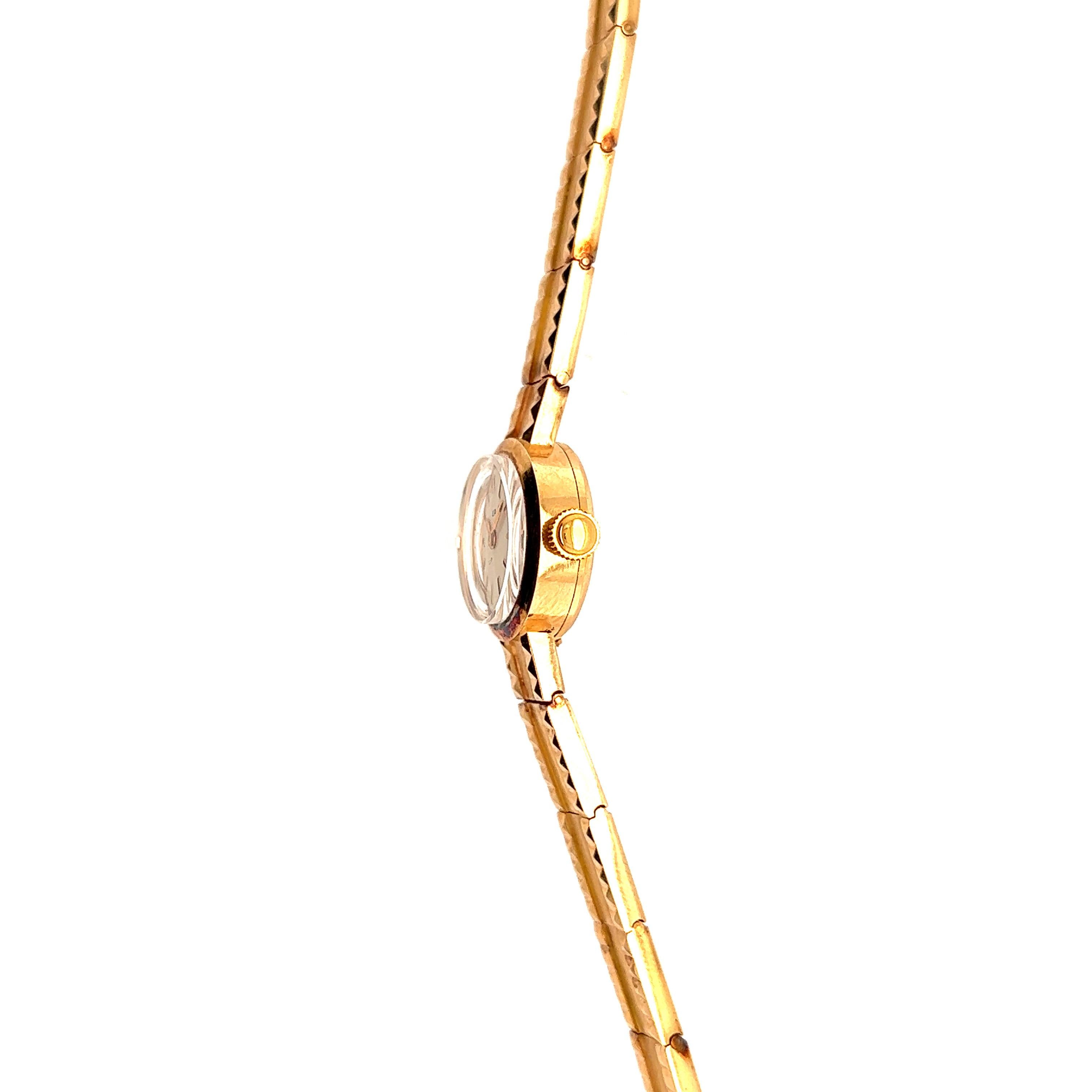 Fabriquée avec soin, cette montre LIP allie l'élégance classique au charme intemporel. Cette montre bracelet vintage est un véritable bijou en or jaune 18 carats. L'or jaune, avec sa teinte chaude et rayonnante, confère à cette montre un aspect à la