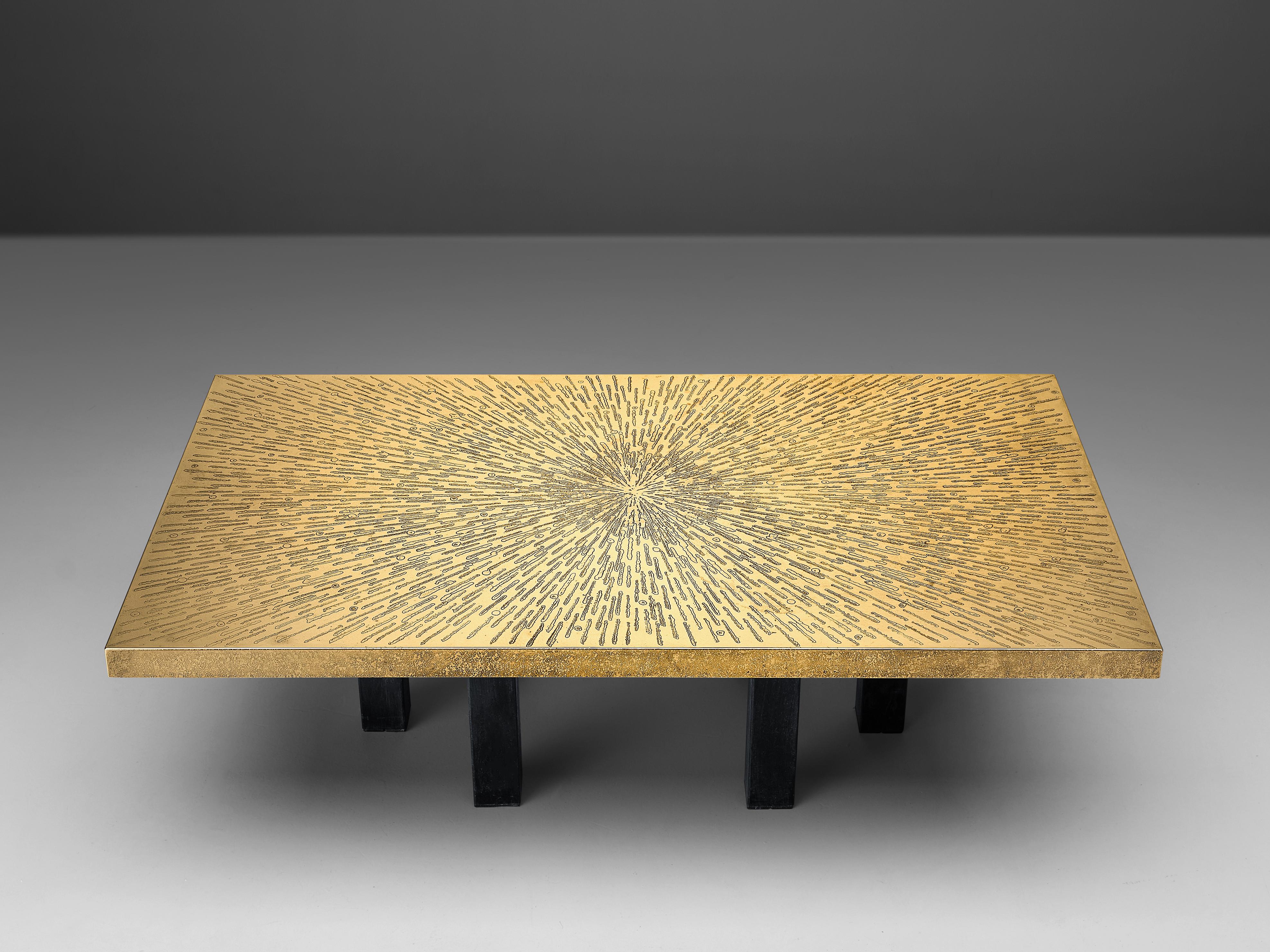 Lova Creation coffee table, brass, metal, Belgium, 1980s

This luxurious side table by Lova Creation is a dazzling eyecatcher. The golden rectangular tabletop is signed and has a patterned engravings. These etched rays give the piece a beautiful