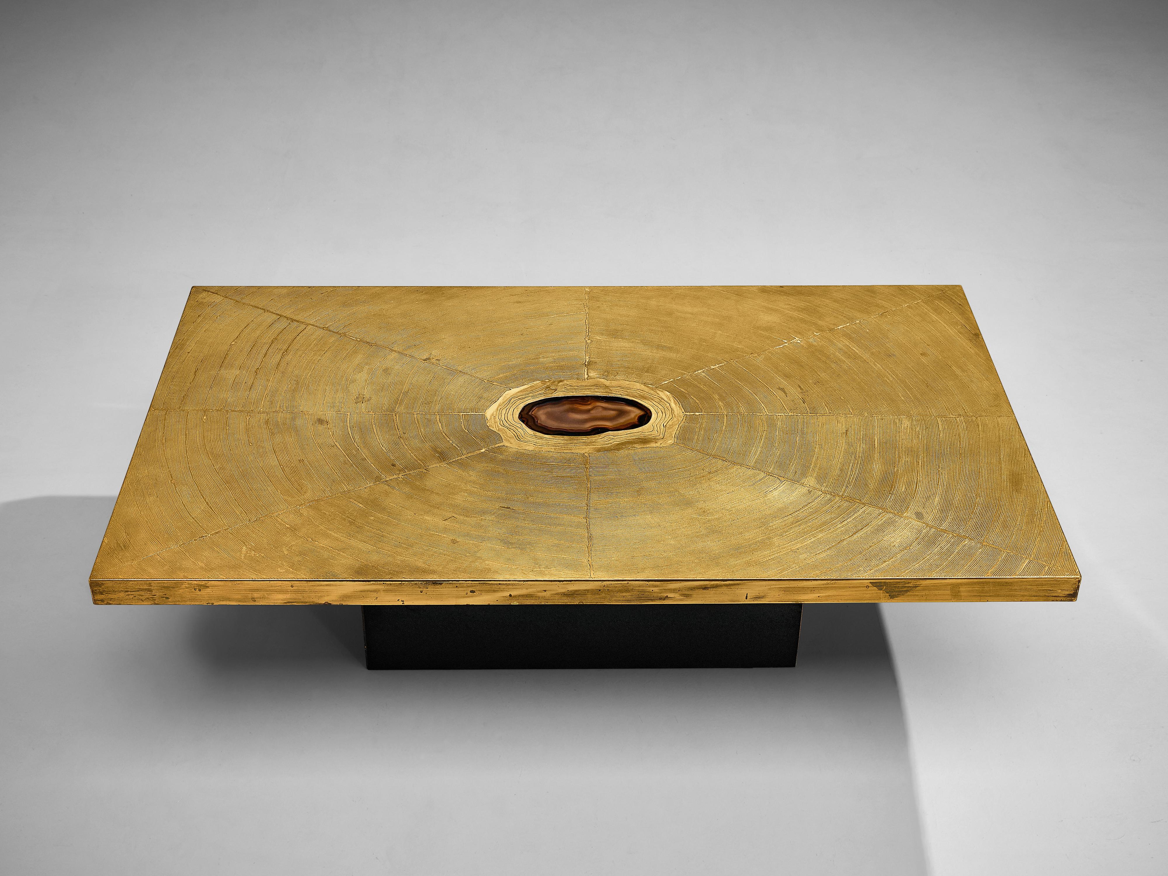 Lova Creation coffee table, brass, metal, agate, Belgium, 1980s

This luxurious side table by Lova Creation is a dazzling eyecatcher. The golden rectangular tabletop is signed and shows a pattern of large abstract brush strokes. The center is