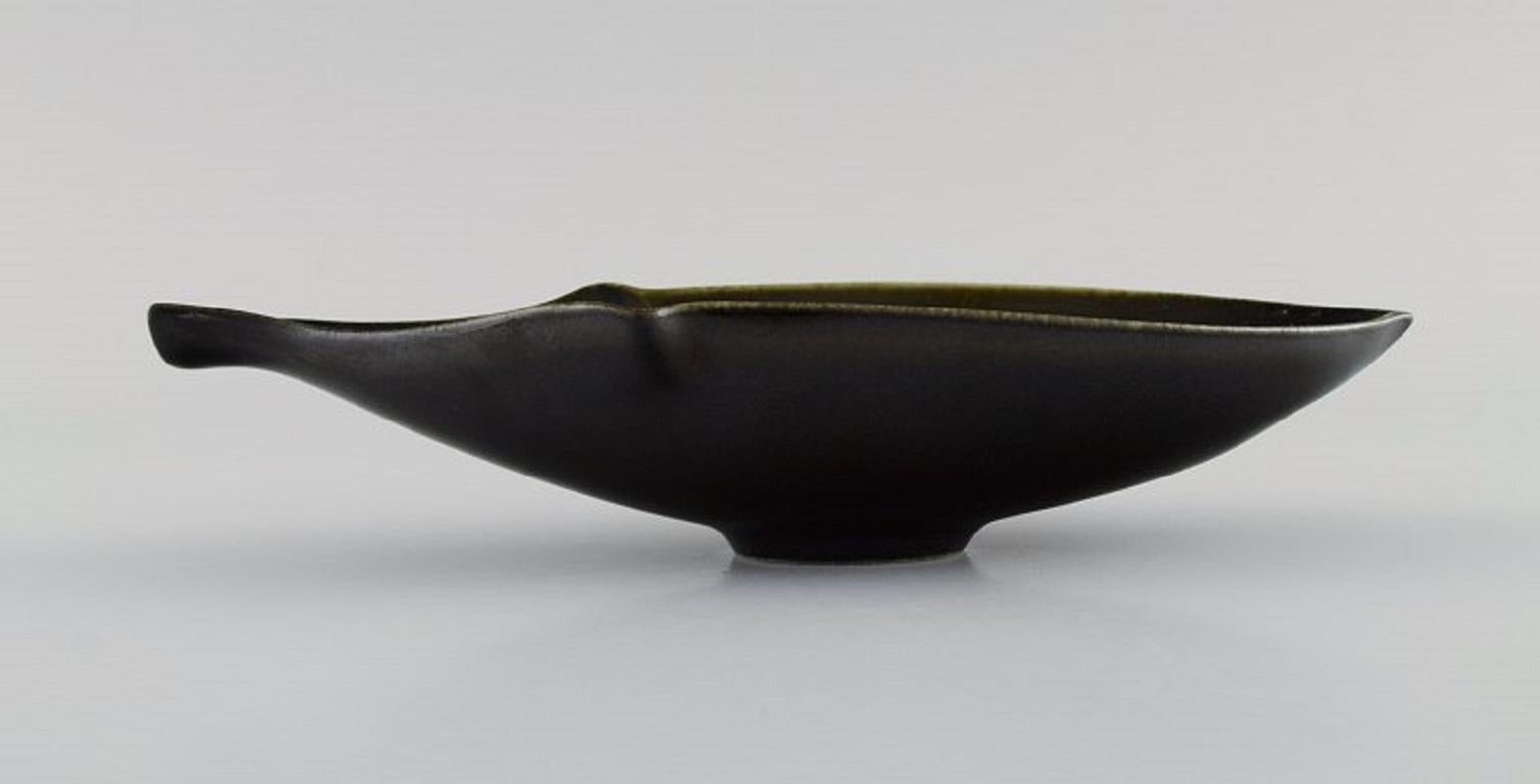 LÖVA - Gustavsberg - Gabi Citron-Tengborg. Bowl in glazed ceramics. 1960s.
Measures: 20.5 x 9 cm.
Height: 4.5 cm.
In excellent condition.
Stamped.