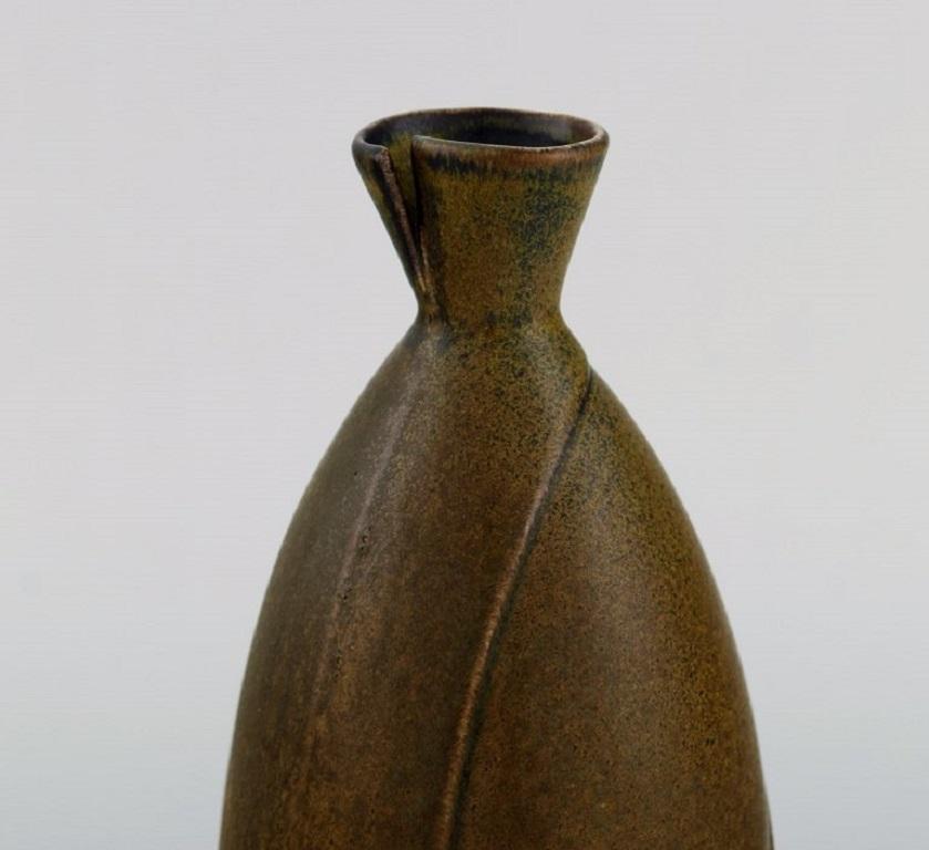 LÖVA - Gustavsberg - Gabi Citron-Tengborg. Vase en céramique émaillée à bouche ouverte. 
Belle glaçure solfatara. 1960's.
Mesures : 20 x 10 cm.
En parfait état.
Estampillé.