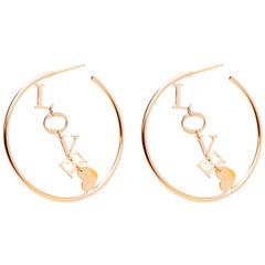 Orecchini Love in oro giallo 18 carati con cerchio a forma di lettere, realizzati a mano.