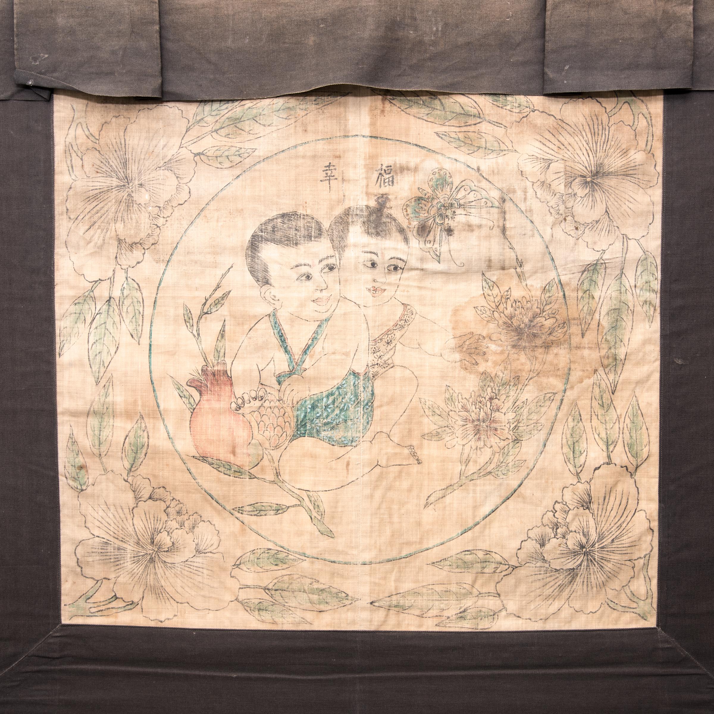 Dieser volkstümliche Wandbehang, der mit feinem Strich und frischer, skizzenhafter Qualität gezeichnet ist, vereint zwei Szenen von glücksbringenden Hoho-Lotus-Jungen, die in einen Rahmen eingefasst sind, der mit Früchten wie dem Granatapfel, einem