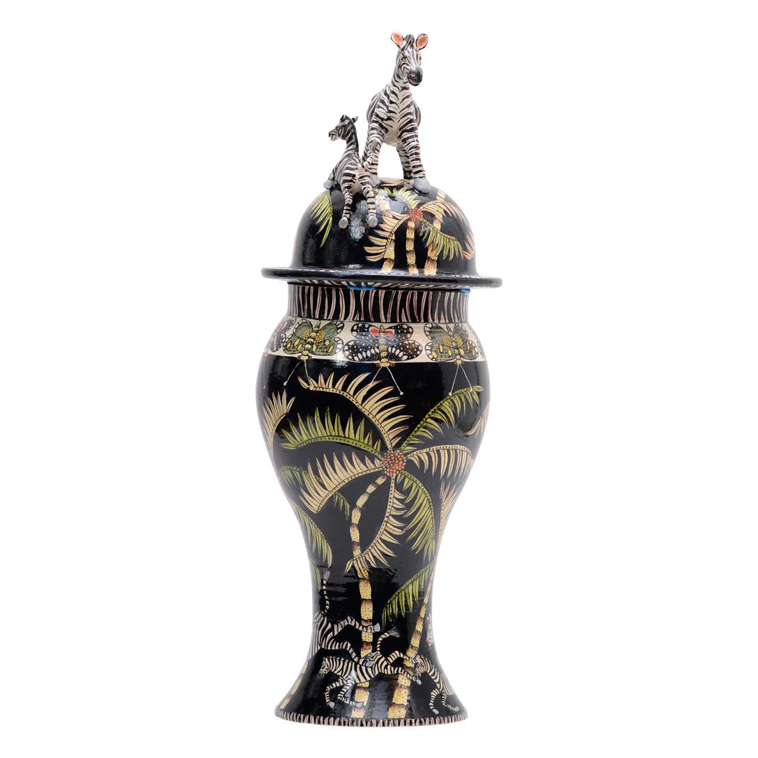 L'urne en forme de zèbre de Love Art Ceramic est une incarnation étonnante de l'artisanat et de la culture africaine. Sculpté à la main par Sabelo Ntshalintshali et peint à la main par Zinhle Nene en Afrique du Sud, ce chef-d'œuvre en céramique