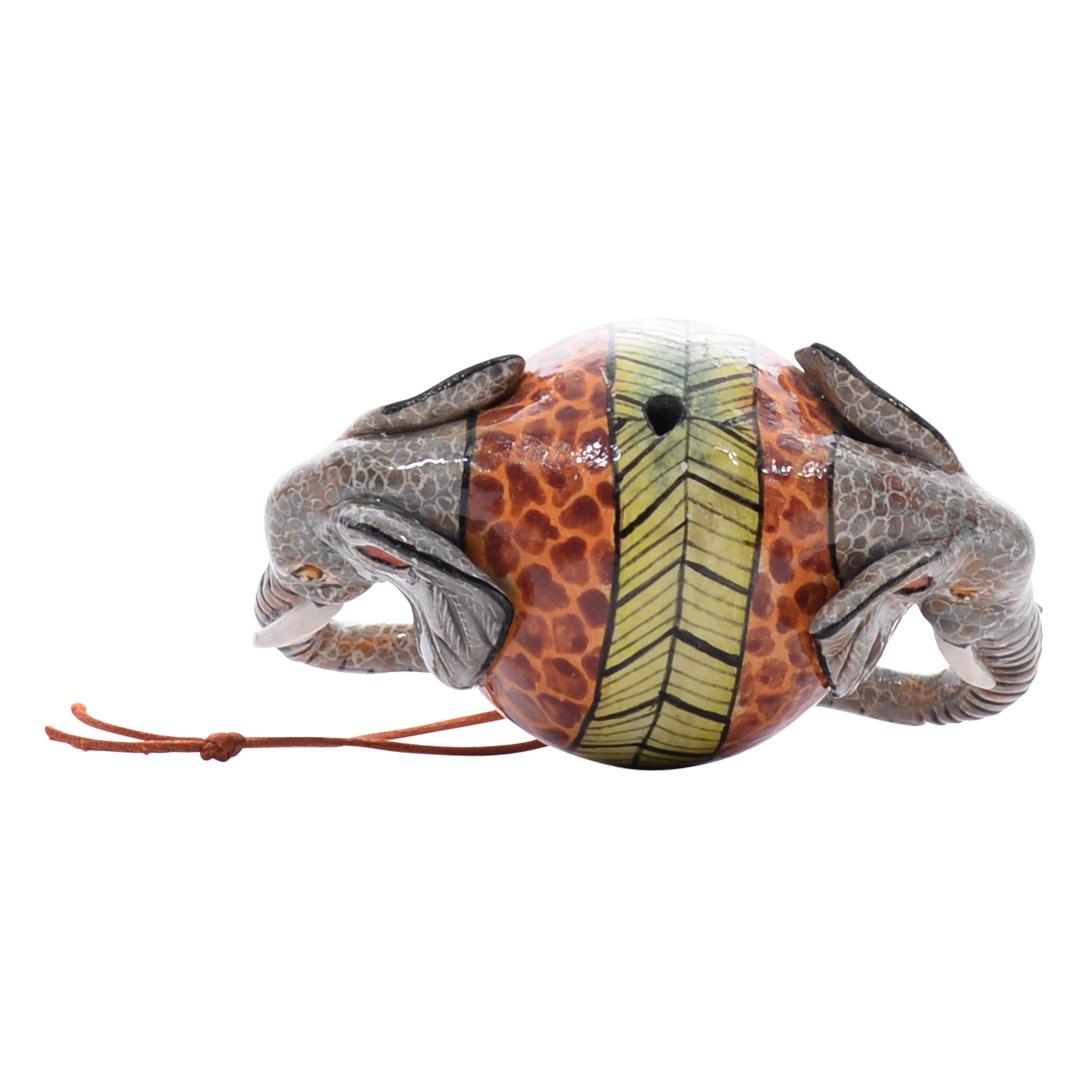 El adorno de cerámica en forma de elefante, meticulosamente pintado a mano por Nozipho Ntshalintshali y esculpido por Sondelani Ntshalintshali, personifica la vibrante tradición artística del estudio Love Art Ceramic de Sudáfrica. Con unas medidas