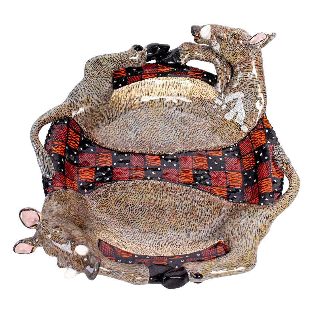 Diese Warzenschwein-Münzschale aus Keramik wird von südafrikanischen Kunsthandwerkern mit Präzision und Leidenschaft hergestellt und ist ein wahres Meisterwerk. Das sorgfältig von Hand gefertigte Design mit dem aus der Schale herausragenden Hals