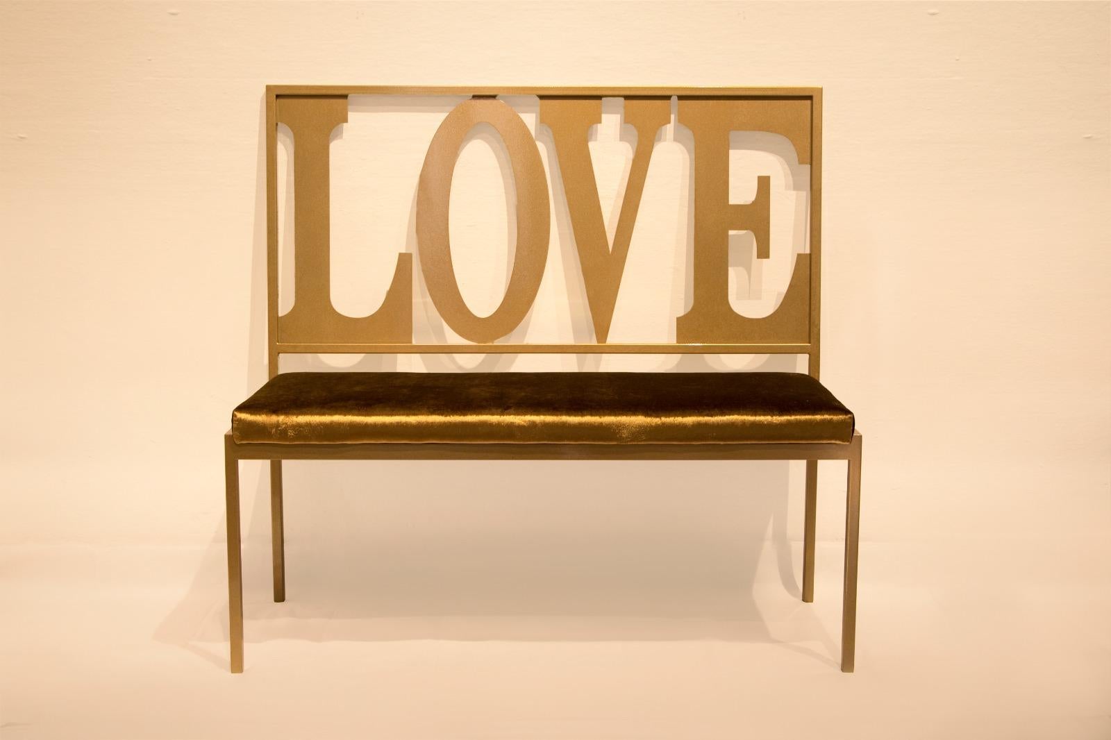 Banc Love de Giulia Maria Ligresti
Dimensions : D 200 x L 180 x H 38,5 cm.
MATERIAL : Fer, rembourrage.

Faisant partie de la Collection Imperfect Love inspirée par le désir de proposer des objets design au flair unique, ce banc en fer fabriqué à la