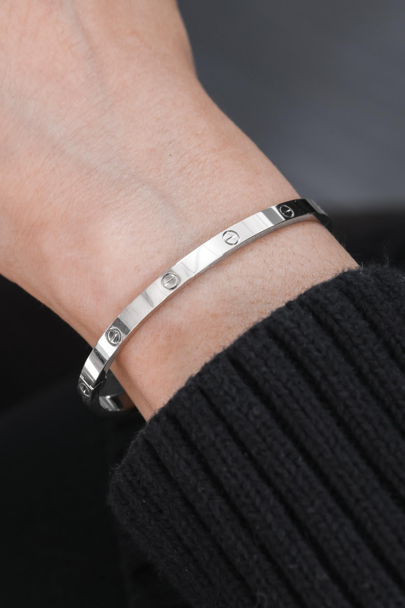 -Mini pulsera del amor 
-Talla 15 
-Oro blanco de 18 quilates (750/1000), sistema de fijación con tornillo funcional y bisagra. Viene con un destornillador. Anchura 3,65 mm.
