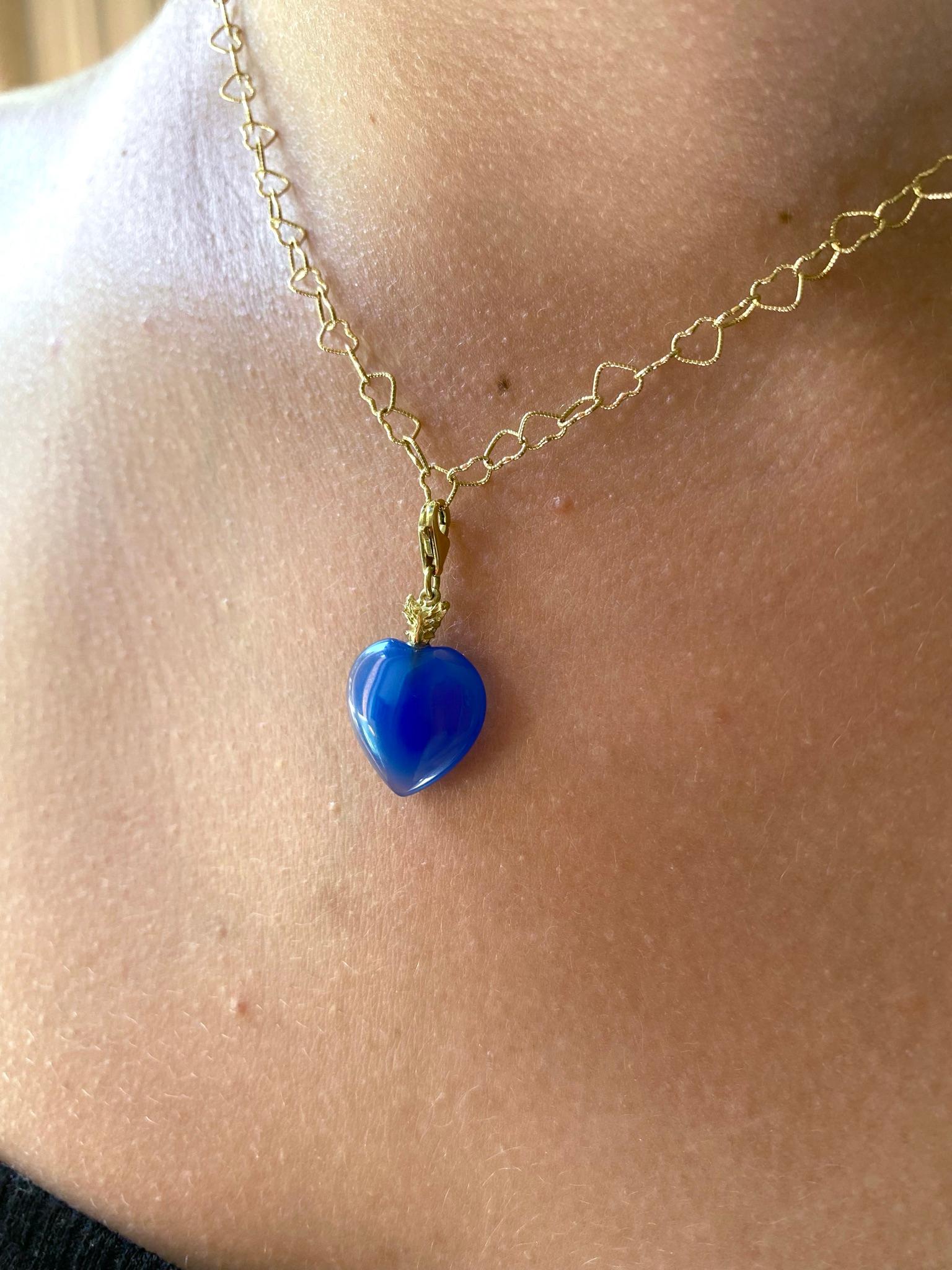 Taille cœur Collier pendentif romantique en or jaune 18 carats avec chaîne en maille et breloque en forme de cœur bleu en vente