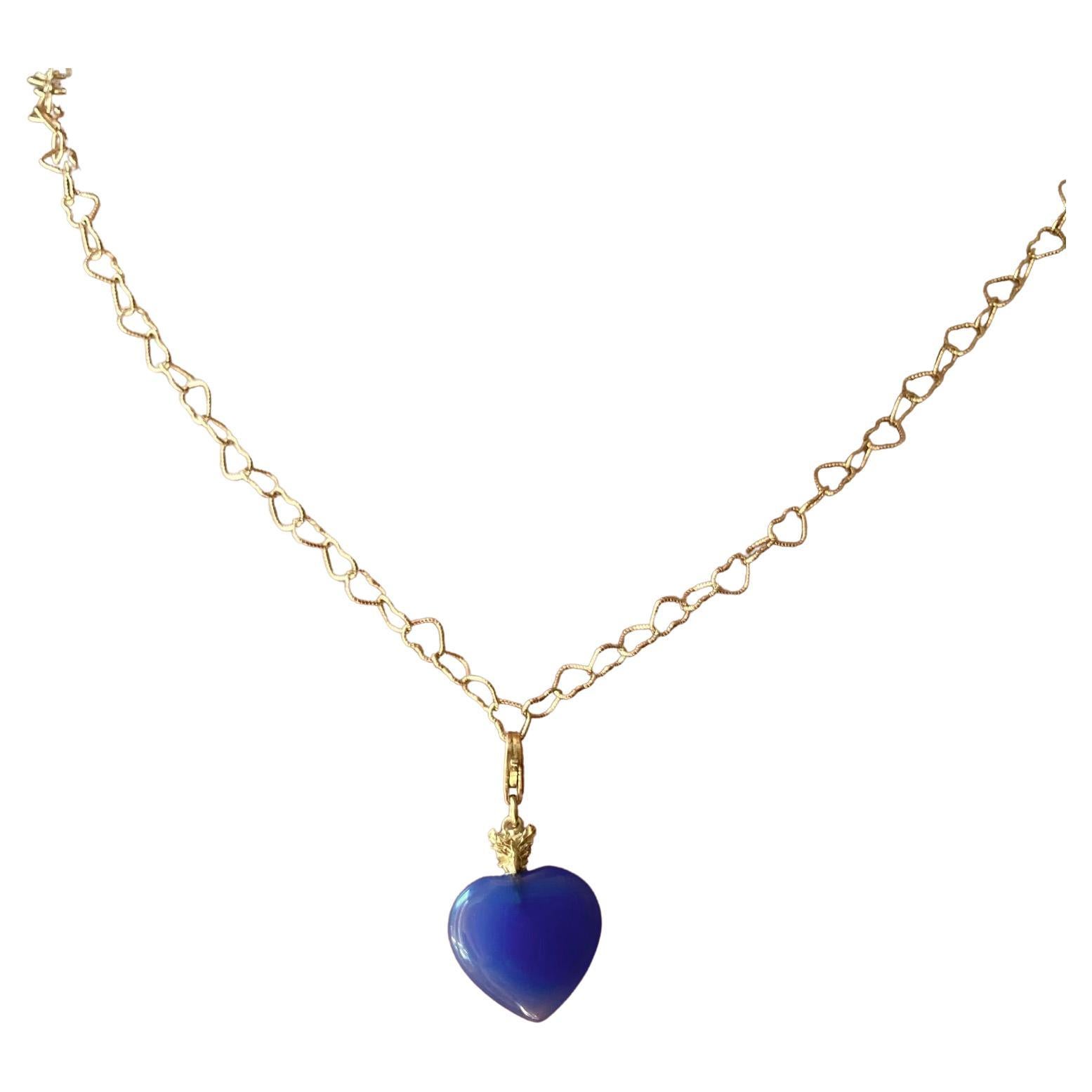 Collier pendentif romantique en or jaune 18 carats avec chaîne en maille et breloque en forme de cœur bleu en vente
