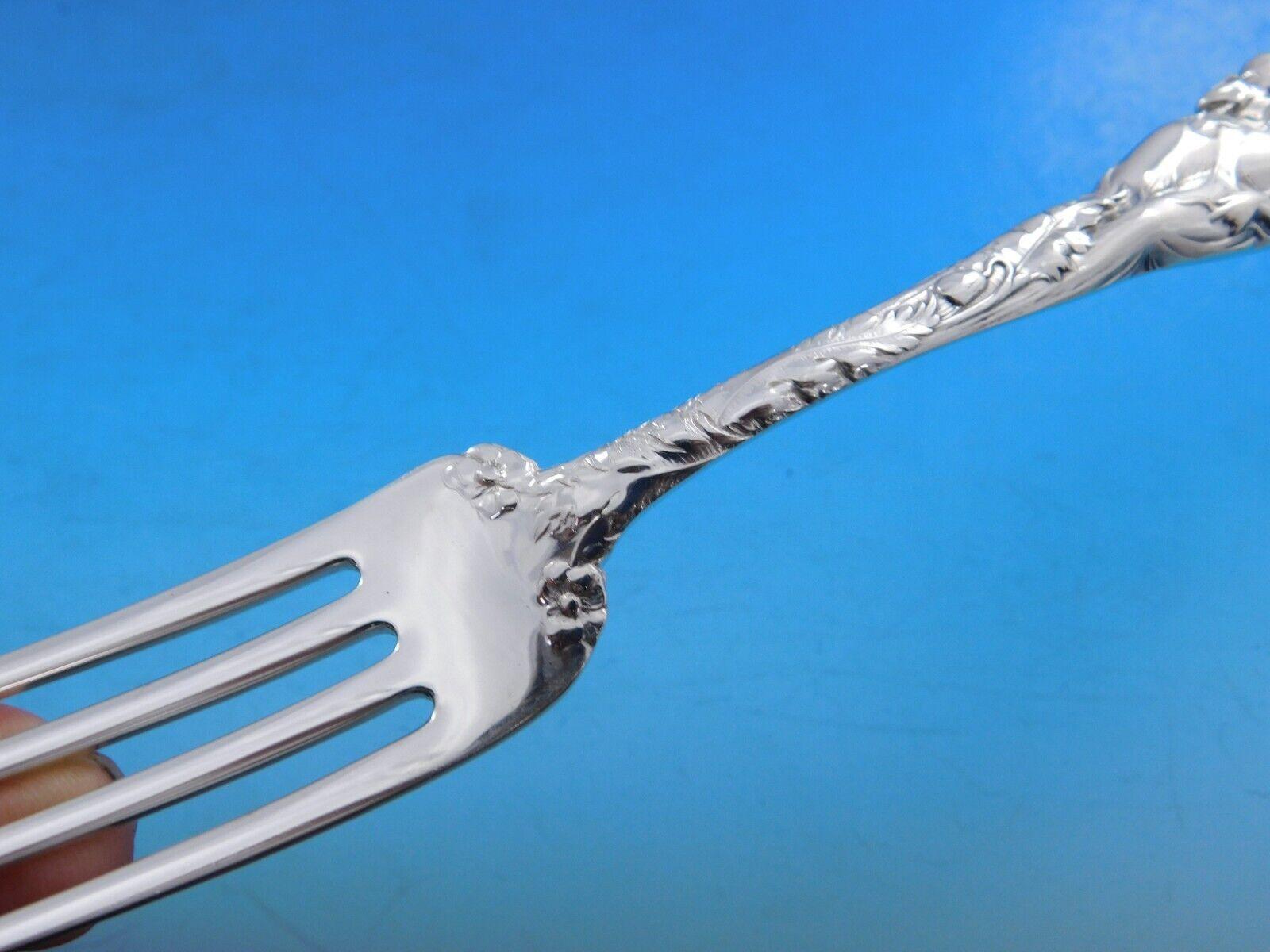 È stato un genio del design da parte di Reed & Barton catturare così perfettamente la storia di Cupido disarmante in argento sterling. Anche se non siamo sicuri di chi sia la bella figura del conquistatore di Cupido nel modello Love Disarmed,