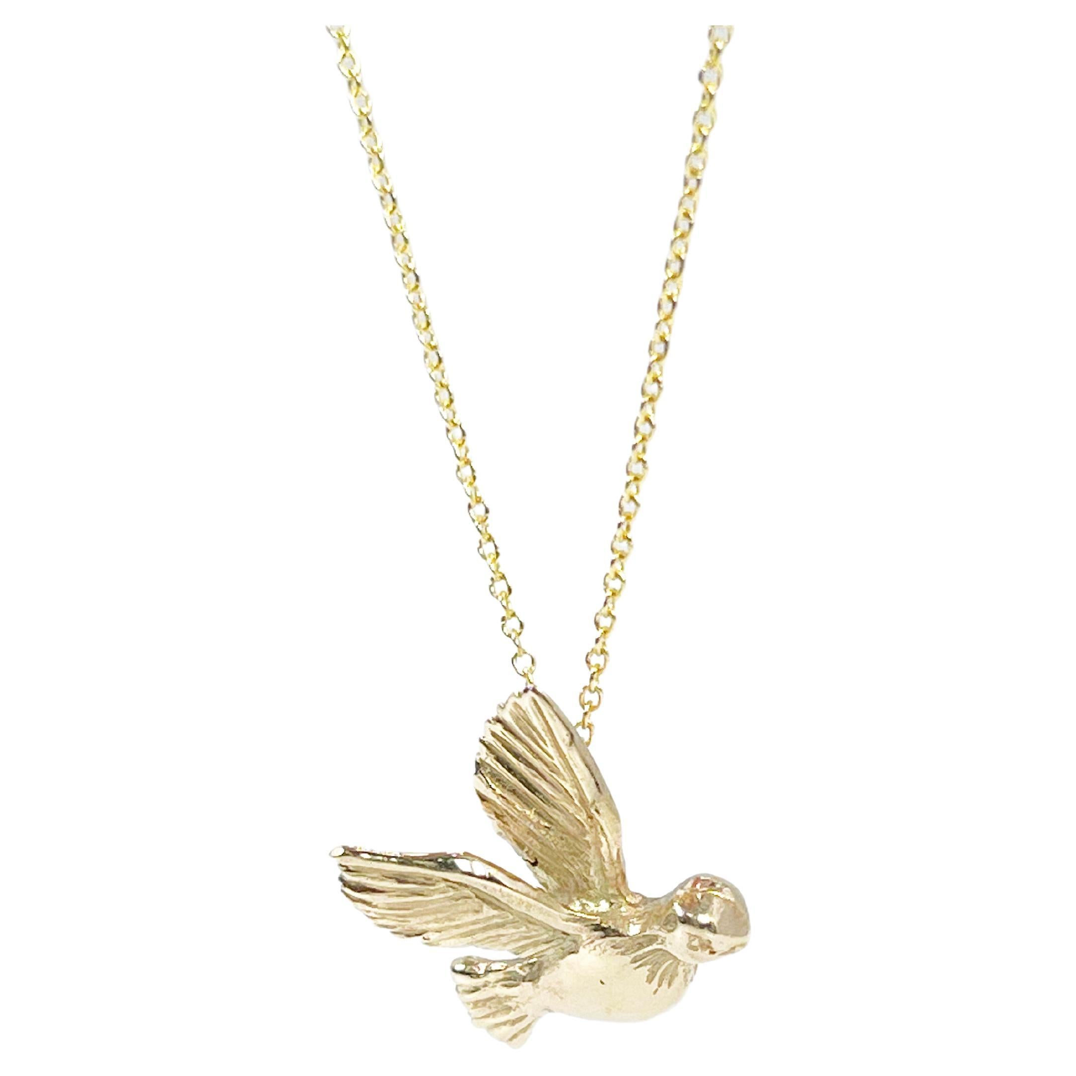 Collier pendentif Love Dove en or jaune 14 carats, par Stampar Jewelers