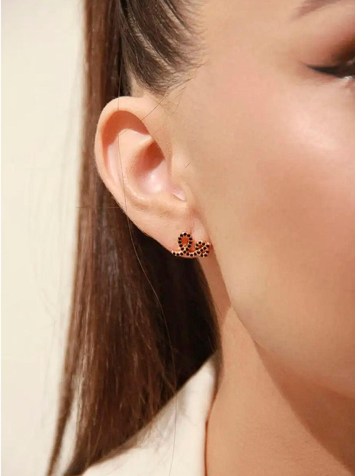 Moderno Orecchini d'amore con borchie in oro 14k. LO + VE Orecchini asimmetrici. in vendita