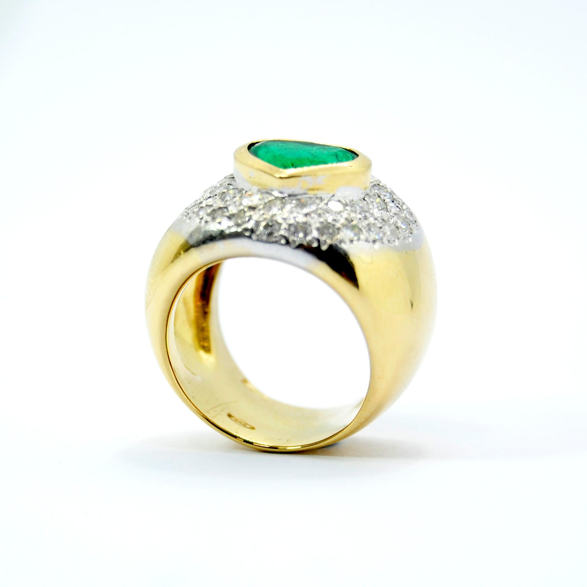 Love Emerald of in 18 Karat Yellow Ring with Pavé of Diamonds Set in White Gold In Good Condition For Sale In Bilbao, ES