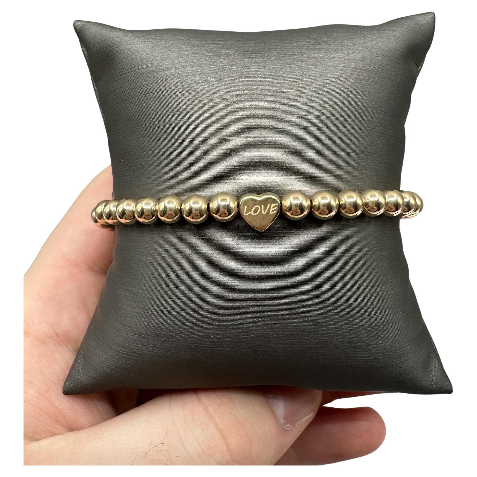 Bracciale di perle con incisione d'amore in oro giallo 14kt - perline da 5 mm, 7", 2,3 g, nuovo in vendita