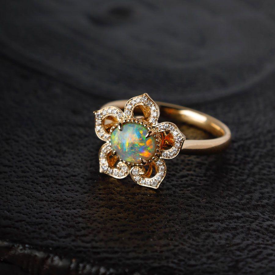 Liebe von Dynasty - Schwarzer Opal Diamant Verlobungsring 18K Gelbgold.



Design Name: Liebe aus der Dynastie

Design-Idee:
Ich habe diesen Verlobungsring in Anlehnung an die Blumenkunst der Tang-Dynastie entworfen, einem goldenen Zeitalter der