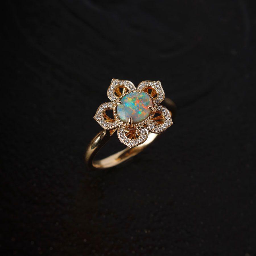 Love From Dynasty - Verlobungsring aus 18 Karat Gelbgold mit schwarzem Opal und Diamant (Arts and Crafts) im Angebot
