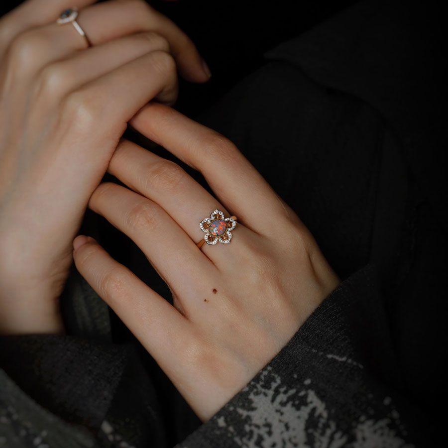 Love From Dynasty - Verlobungsring aus 18 Karat Gelbgold mit schwarzem Opal und Diamant (Brillantschliff) im Angebot
