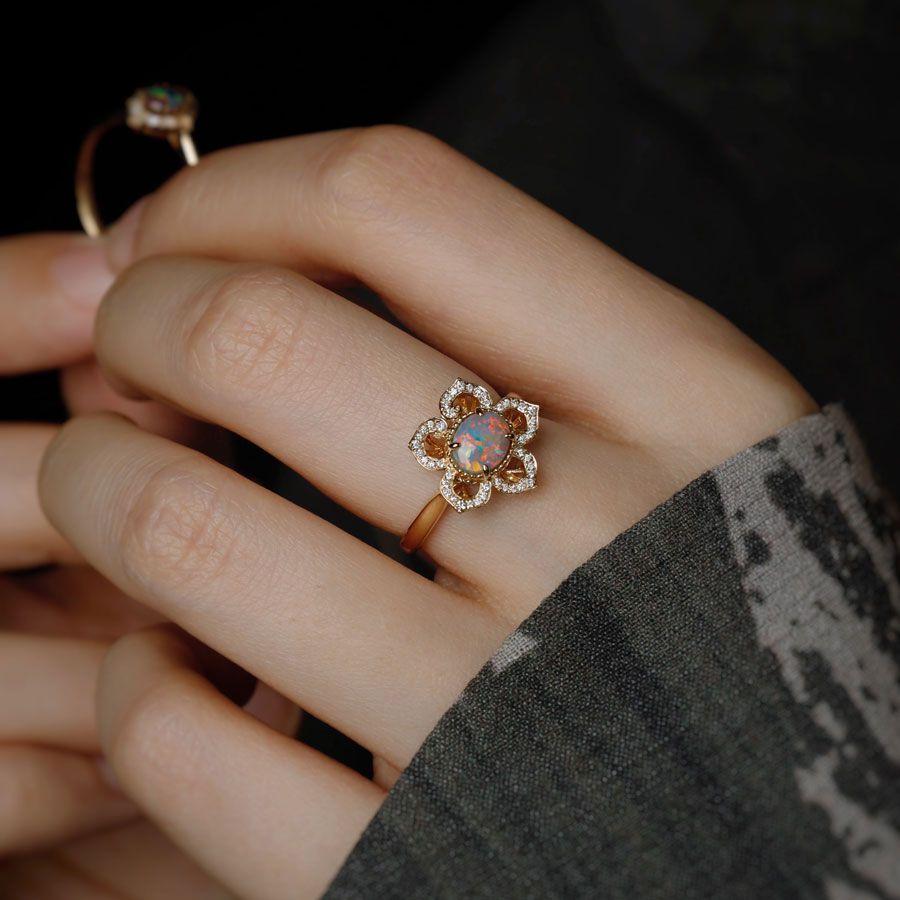 Love From Dynasty - Verlobungsring aus 18 Karat Gelbgold mit schwarzem Opal und Diamant im Zustand „Neu“ im Angebot in Suwanee, GA