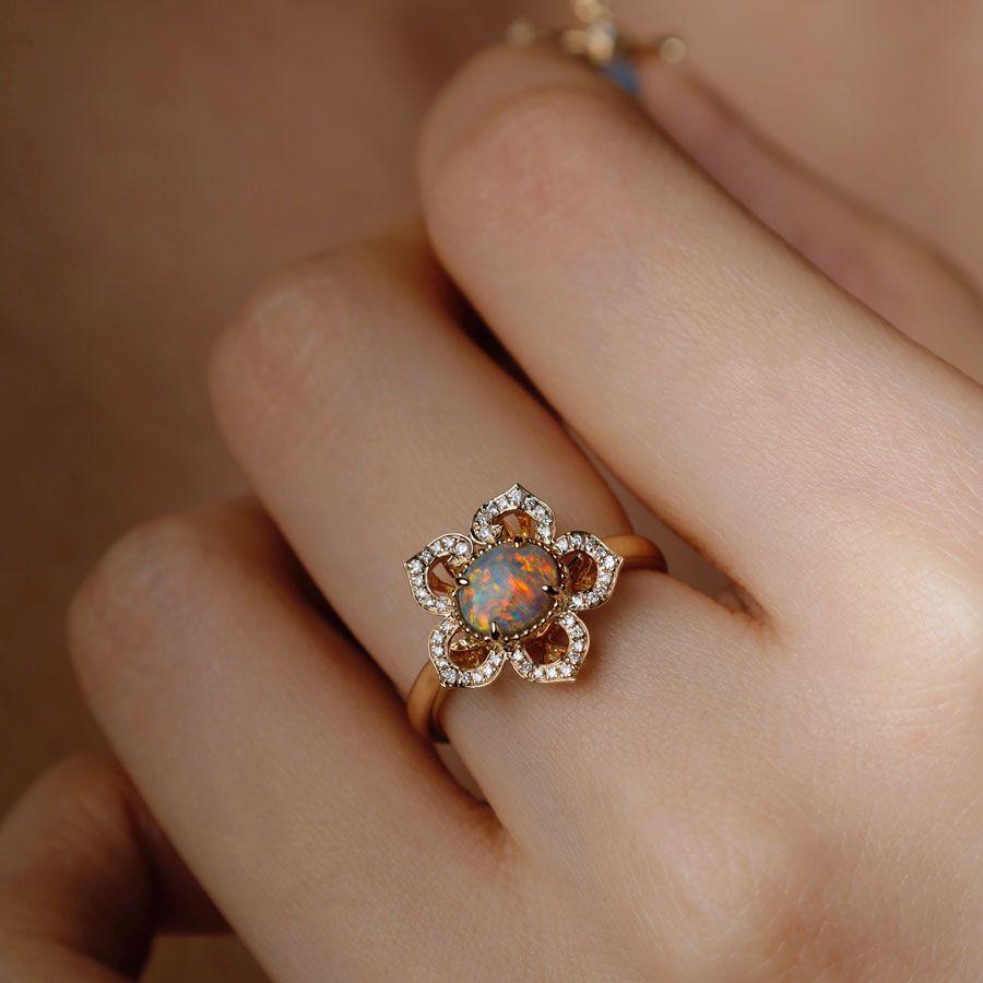 Love From Dynasty - Verlobungsring aus 18 Karat Gelbgold mit schwarzem Opal und Diamant Damen im Angebot
