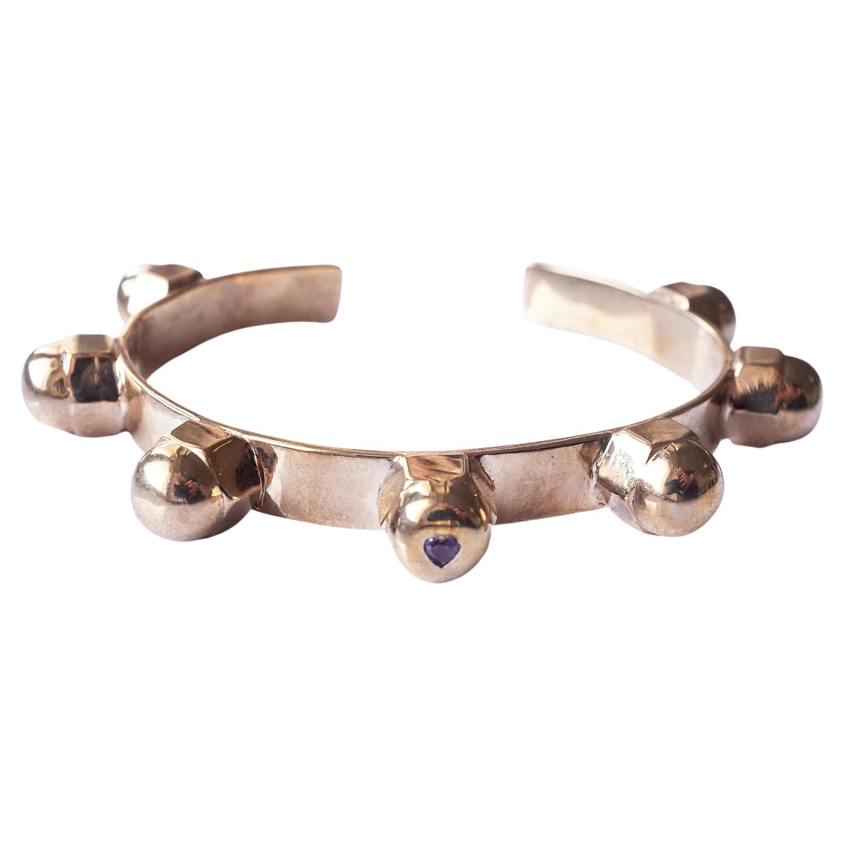 Simbolo dell'amore Cuore di Alessandrite  Bracciale Bangle con borchie in bronzo J DAUPHIN
Cuore simbolo dell'amore - Regalo perfetto per A. Valentin
Bracciale con borchie J DAUPHIN in bronzo

Prodotto a mano a Los Angeles

Disponibile per la