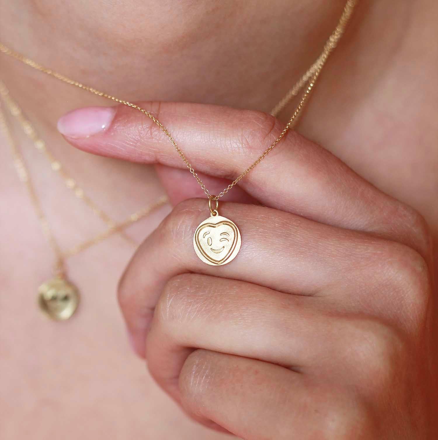 Ajoutez une touche ludique à votre style avec notre charmante breloque en or en forme de clin d'œil Love Hearts ! Idéal pour se faire plaisir ou pour offrir, il ajoute une touche d'espièglerie lorsque les mots ne suffisent pas. Les iCon sont très