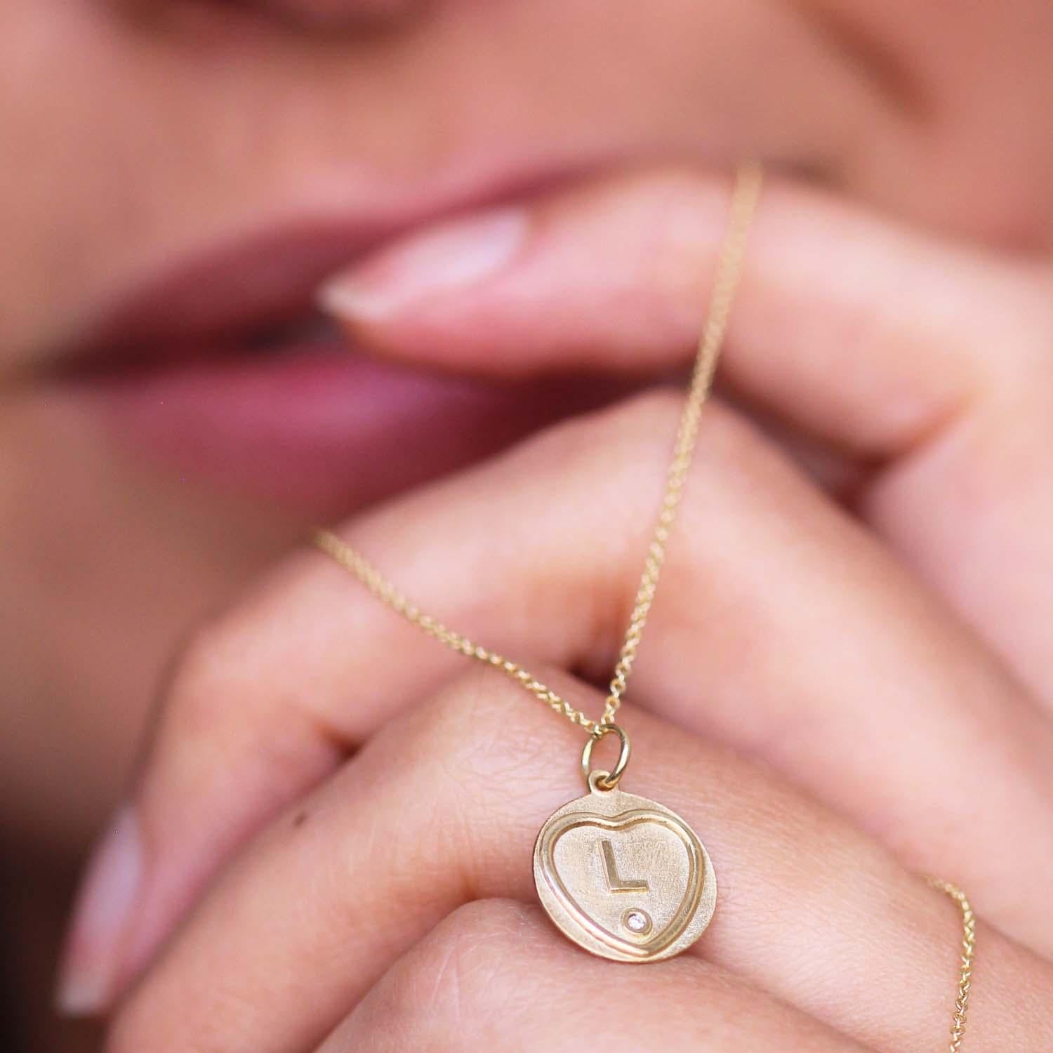 Contemporain Collier K initial Love Hearts en or 18 carats et diamants sur chaîne de 18 pouces en vente
